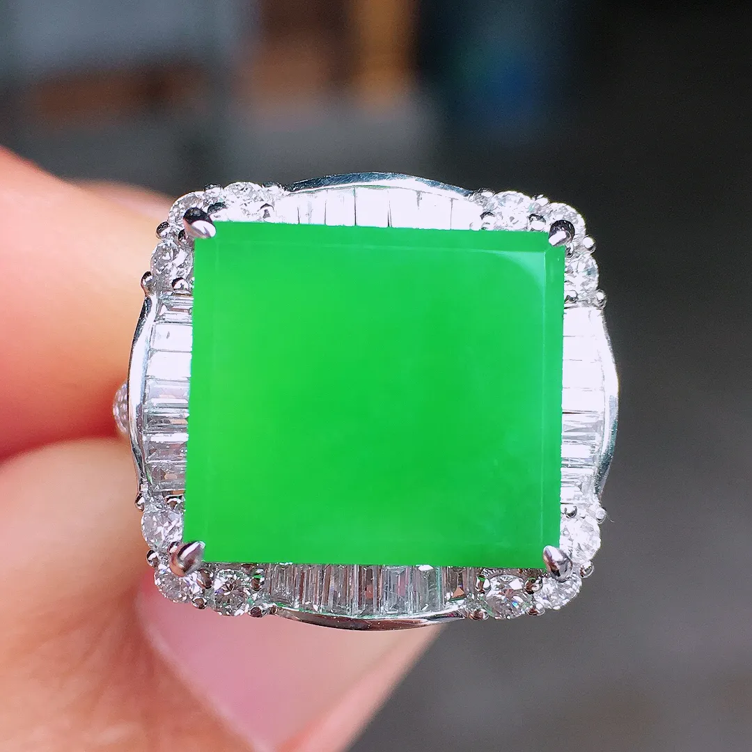 阳绿马鞍戒指，色泽均匀艳丽，玉质细腻，荧光感超
强，饱满圆润，尽显优雅气质，18k
金豪华镶嵌