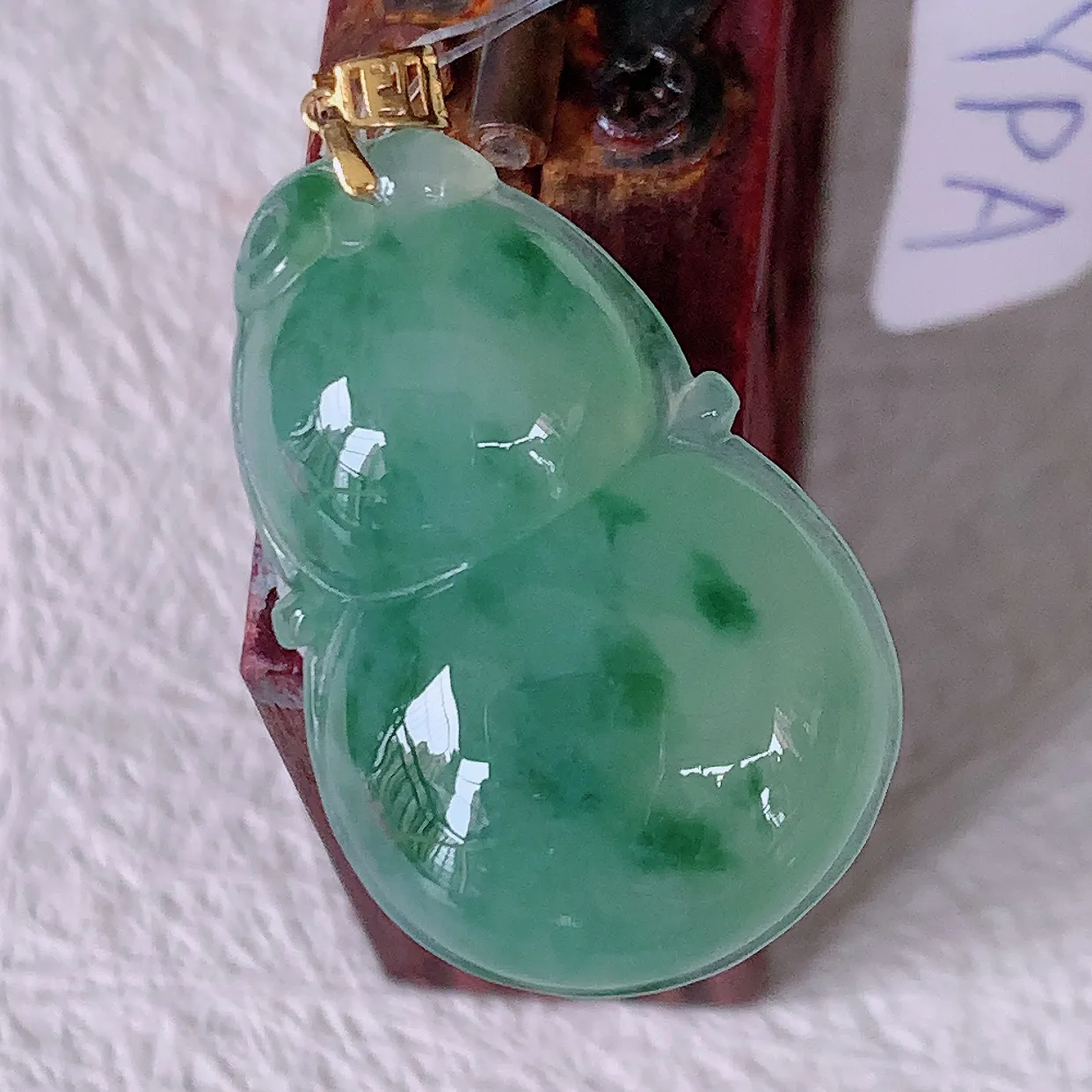 18K金镶嵌冰种飘花翡翠葫芦吊坠，葫芦寓意福禄双全，财源滚滚，佩戴效果优雅迷人！#49.17整体29