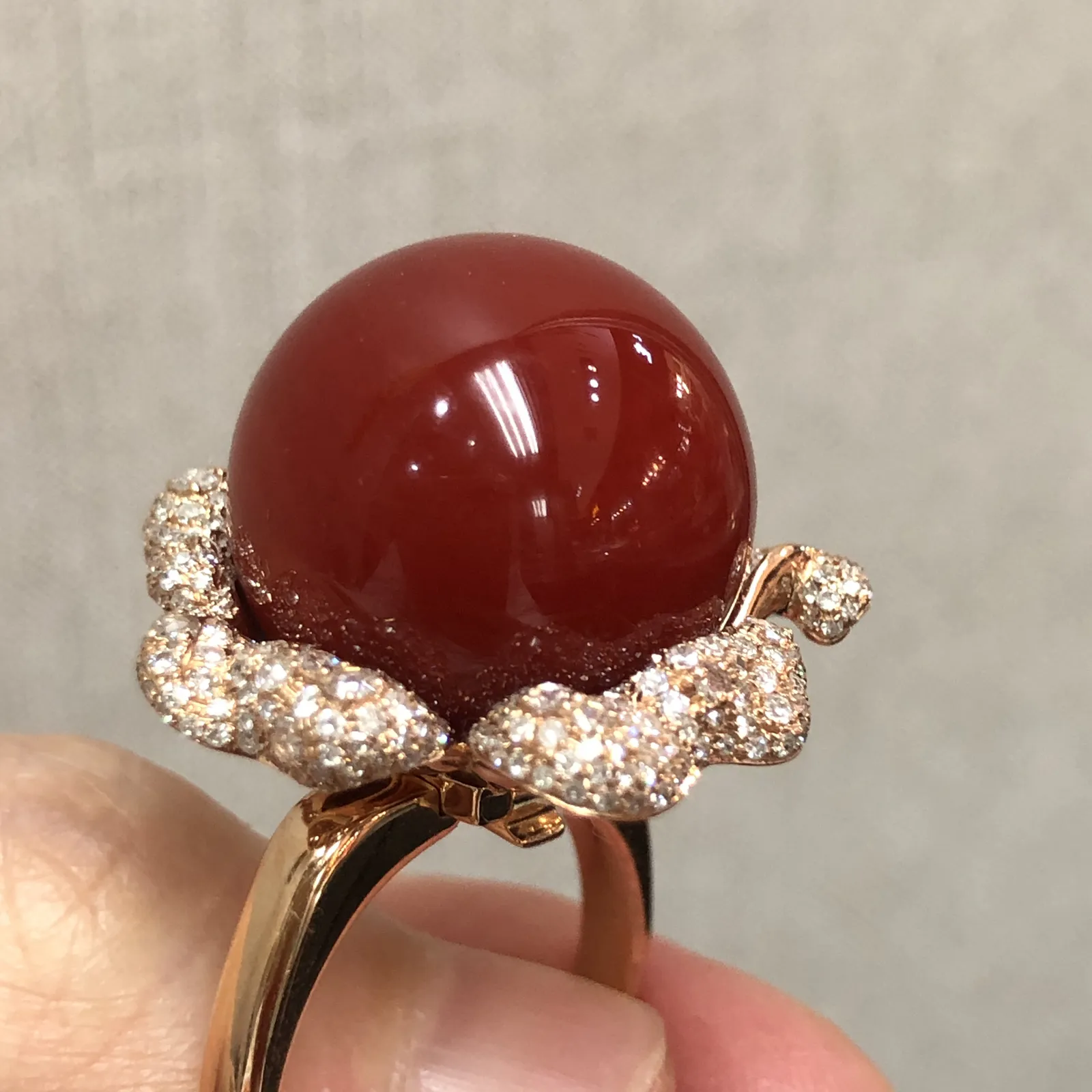 【天然日本阿卡牛血红珊瑚17.3mm豪华大圆珠戒指吊坠两用款】️遇不可求！豪华款！戒指吊坠两用款！天然无添加无优化，日本产地，阿卡材料，牛血红颜色，18K真金钻石满钻两用款豪华镶嵌！裸石尺寸17.3*17.3*17.3mm，整体尺寸24.6*24.3*20.2mm，重量为17.59克。圈口直径为18.2，圈口号为16.5，玻璃光泽强，具有收藏价值！