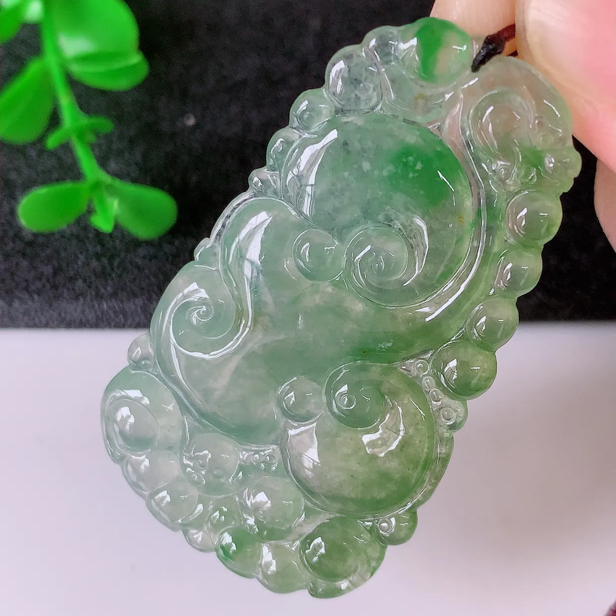 自然光实拍，冰种黄加绿翡翠如意吊坠，玉坠百搭又精致，寓意着吉祥，事事如意！#01.17