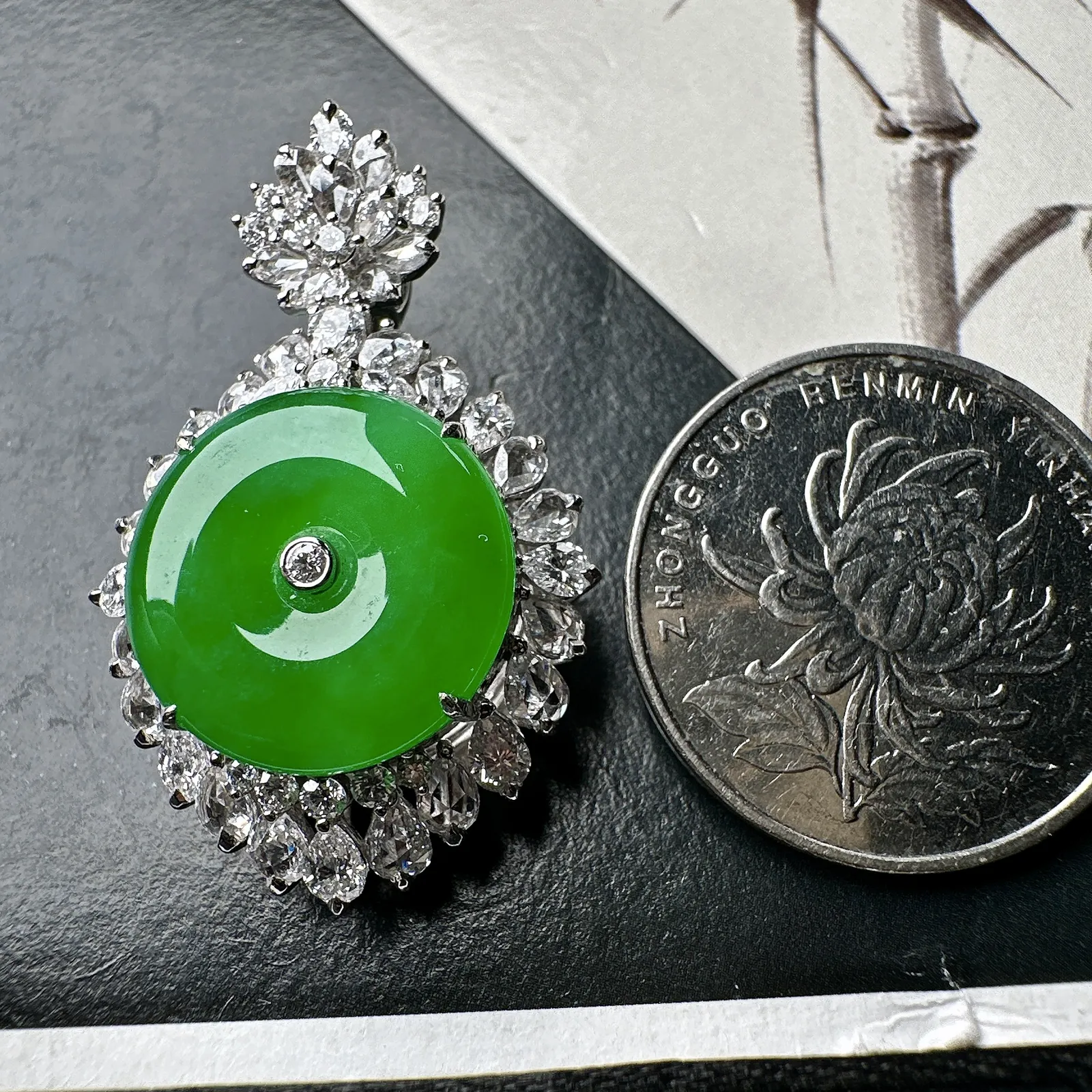 【冰种满绿平安扣】质地非常细腻，冰润十足，种老冰透，18k金钻镶嵌，裸石尺寸16.6*4.2毫米，收藏品质
