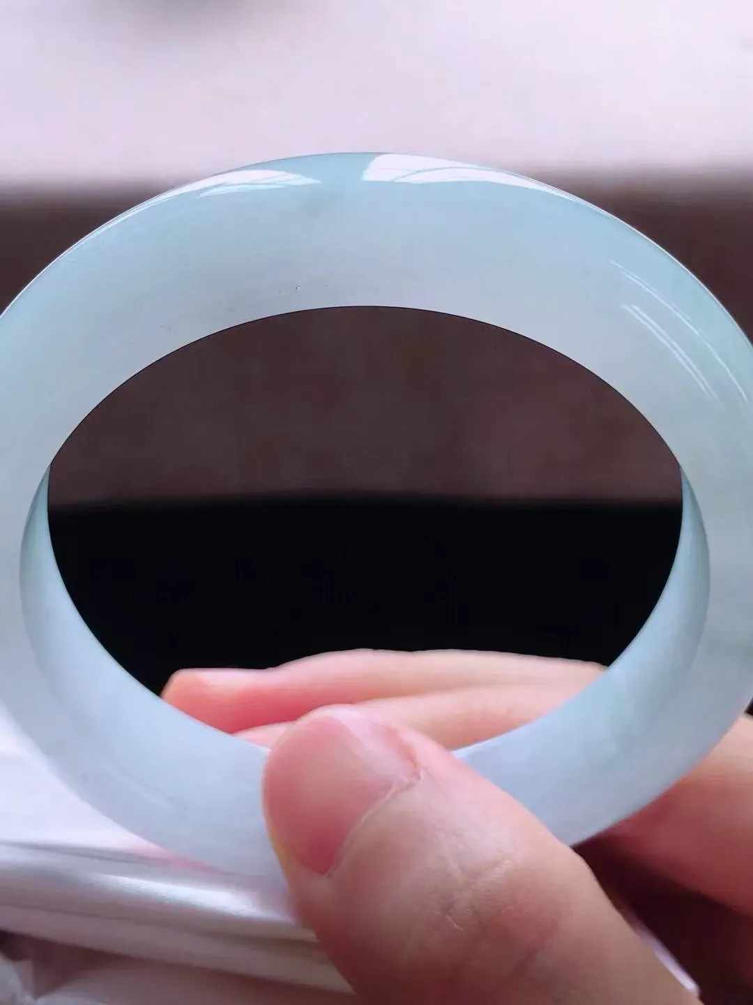 【翡翠名称】老坑种白冰53正圈口翡翠手镯
【翡翠尺寸】53*12.2*8.2mm适合53-55正圈口佩戴
【翡翠描述】缅甸天然翡翠A货，种老水足，玉质细腻，色泽靓丽，性价比高，佩戴效果好！