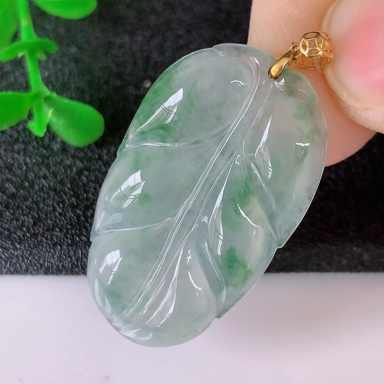 18K金镶嵌冰种飘绿翡翠叶子吊坠 ，种水足，色泽清新，工艺精湛，叶子寓意美好；金枝玉叶，事业有成。#49.17整体35.5裸石31*18.5*3.5