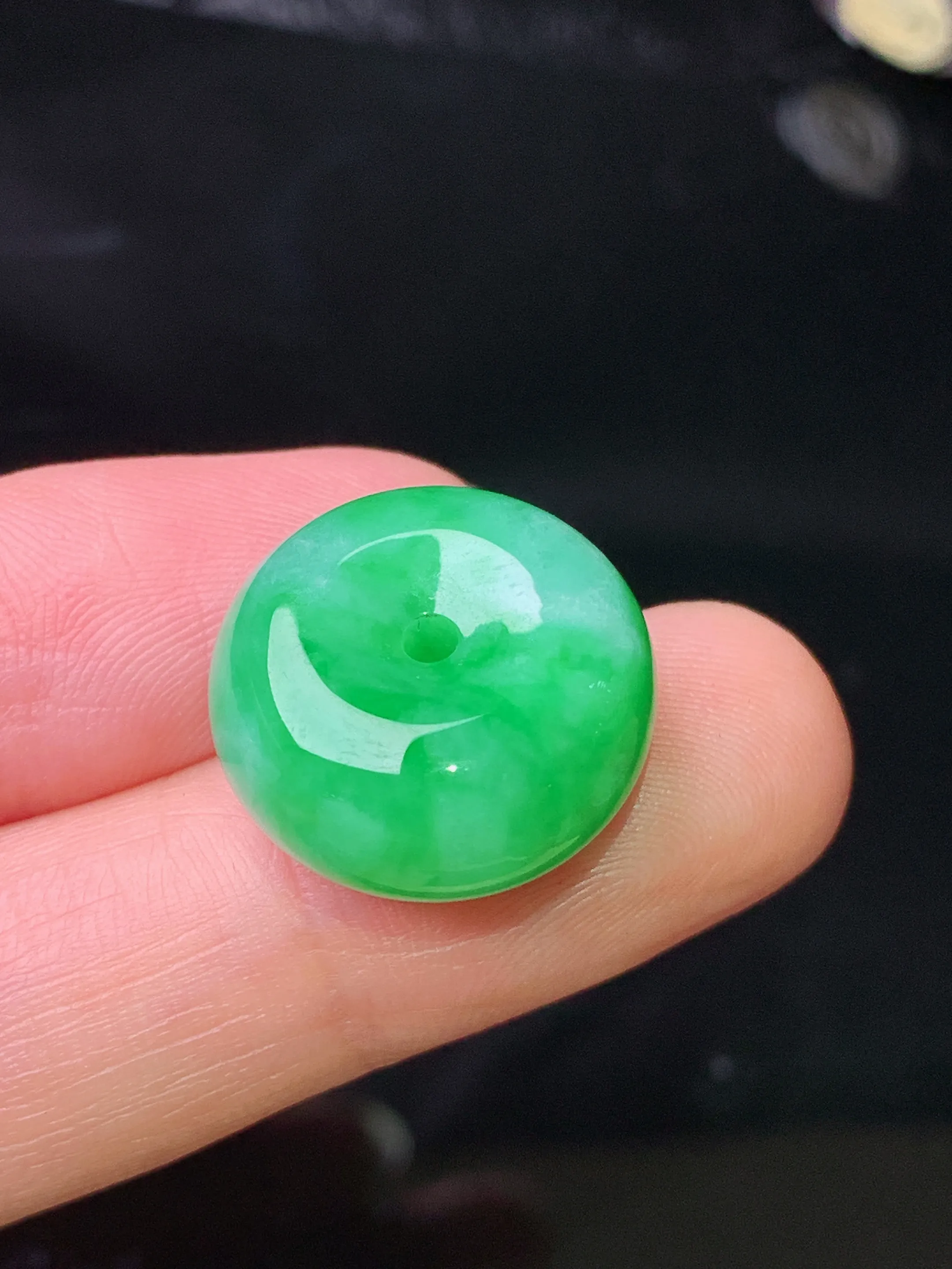 翠绿路路通吊坠 玉质细腻 色泽清新艳丽 整体尺寸17.2*9