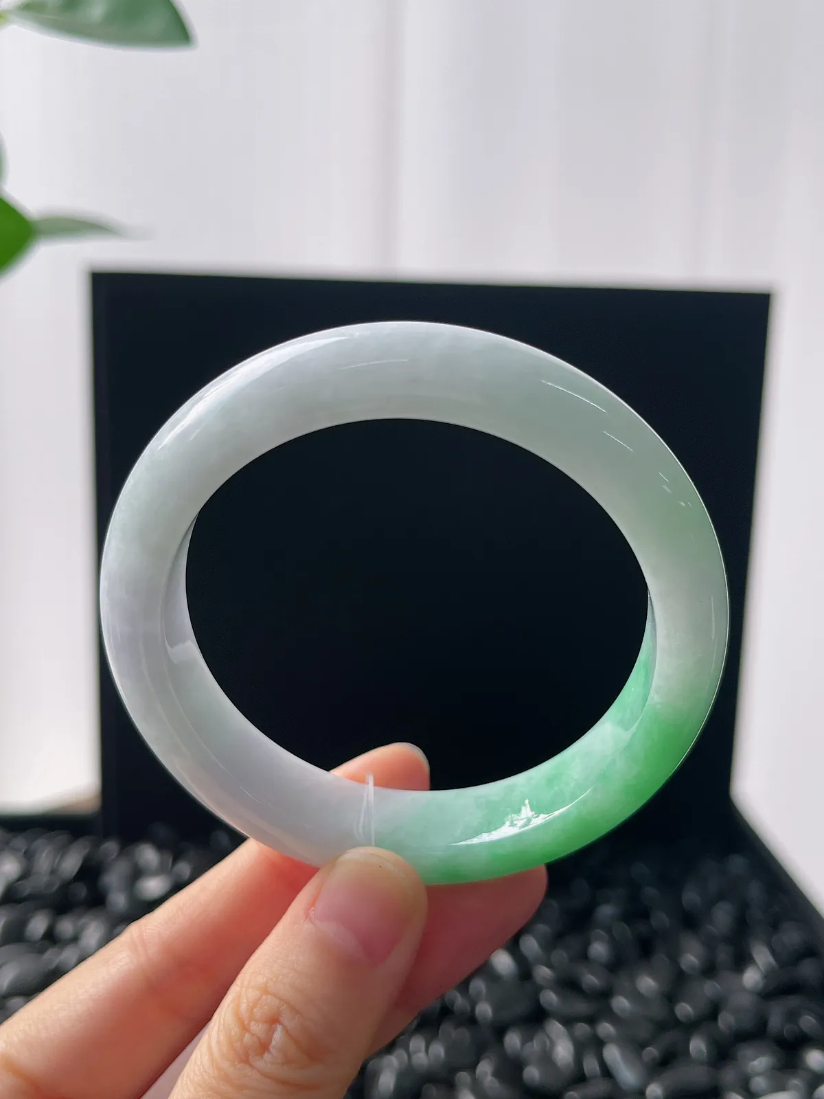 正圈54.5圈口，翡翠糯化种飘绿手镯