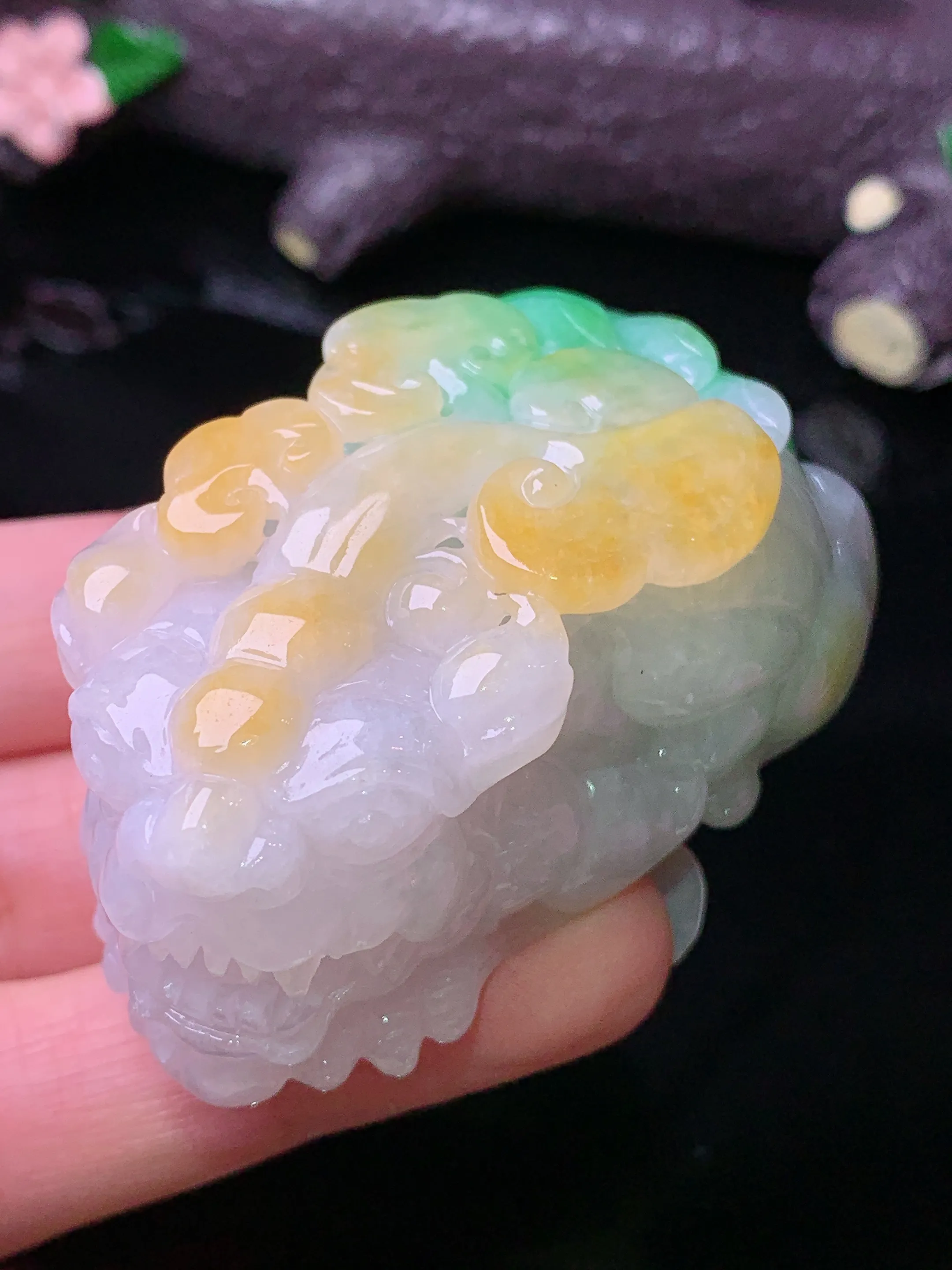 飘黄绿貔貅把玩 玉质细腻 色泽清新艳丽 整体尺寸53.8*30.3*23.5