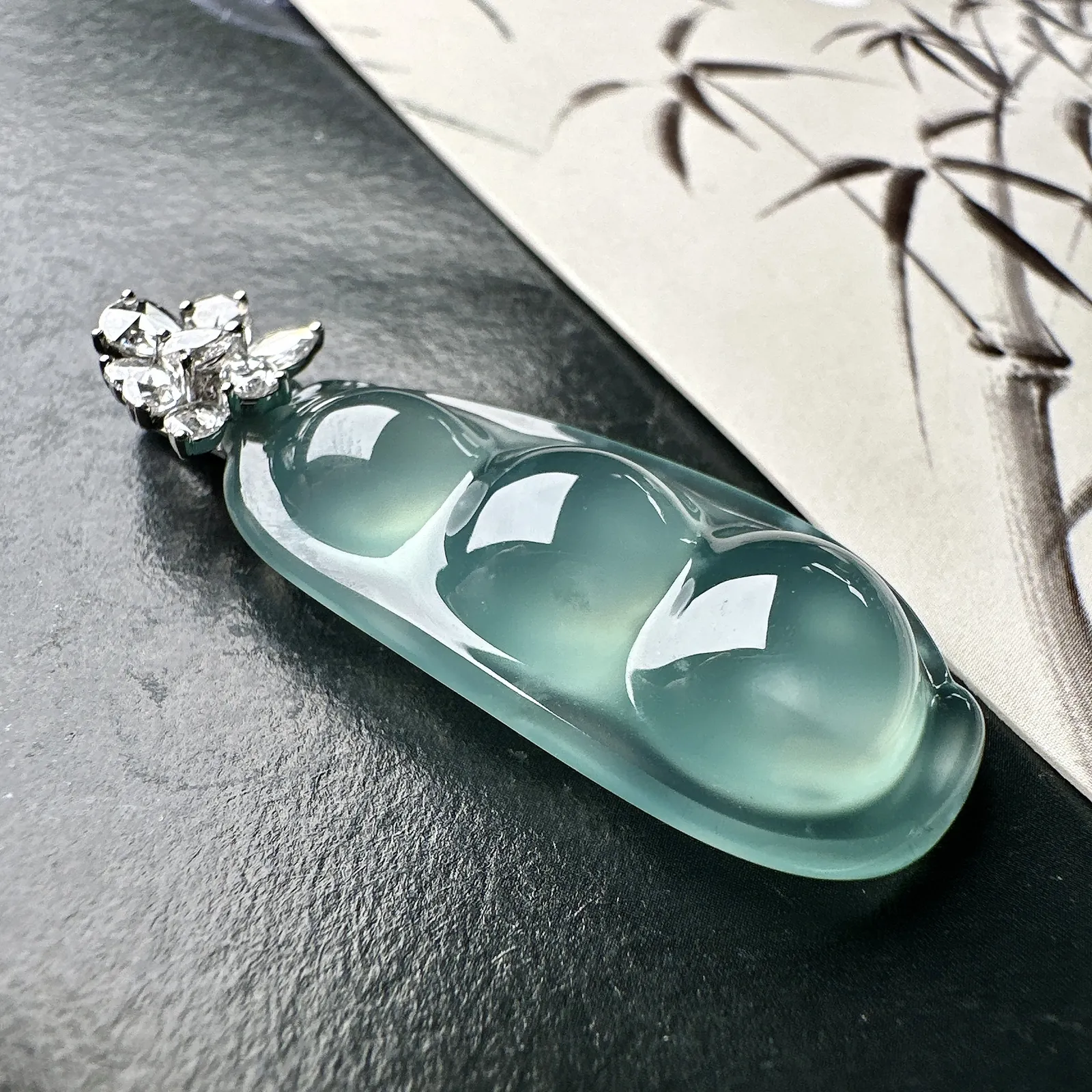 【冰种福豆吊坠】天空蓝老料，起钢光，种地上乘，冰感十足，通透起光，饱满圆润，收藏品质，18k金钻镶嵌，裸石尺寸36.9*16.9*8.5毫米