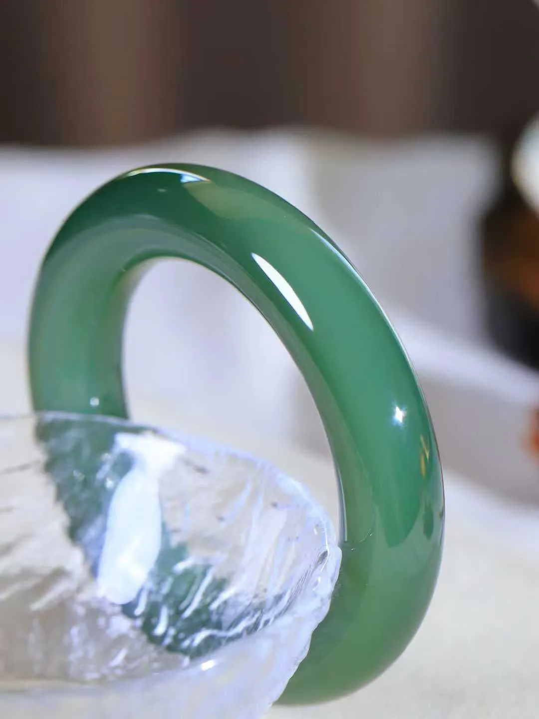 【碧波流转·手镯】

收藏传家级臻品️和田玉碧玉圆条手镯，玉质细腻温润，手感舒适，️线条流畅，简约大气，美自天成，佩戴于腕间，婉约之美，举手投足间透出那份低调奢华，醉人心扉。
重94.2克 内径圈口52.5mm  尺寸14-13.5mm  FDT-111101933