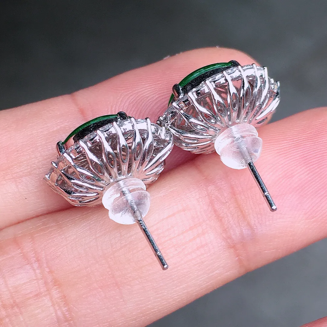 阳绿蛋面耳钉，色泽均匀艳丽，玉质细腻，荧光感超
强，饱满圆润，尽显优雅气质，18k
金豪华镶嵌