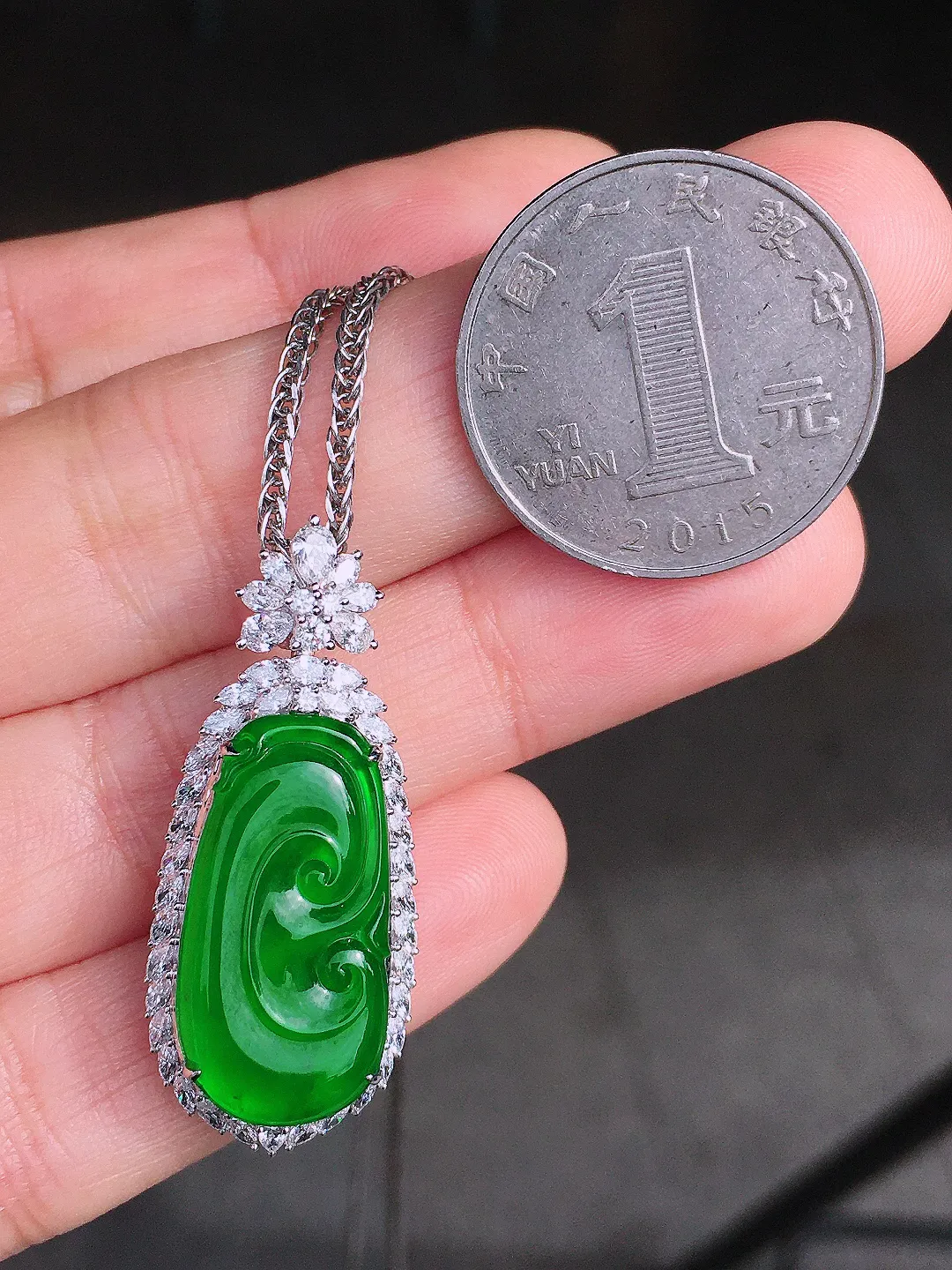 辣绿如意吊坠，色泽均匀浓郁，玉质细腻，荧光感超
强，饱满圆润，尽显优雅气质，18k
金豪华镶嵌