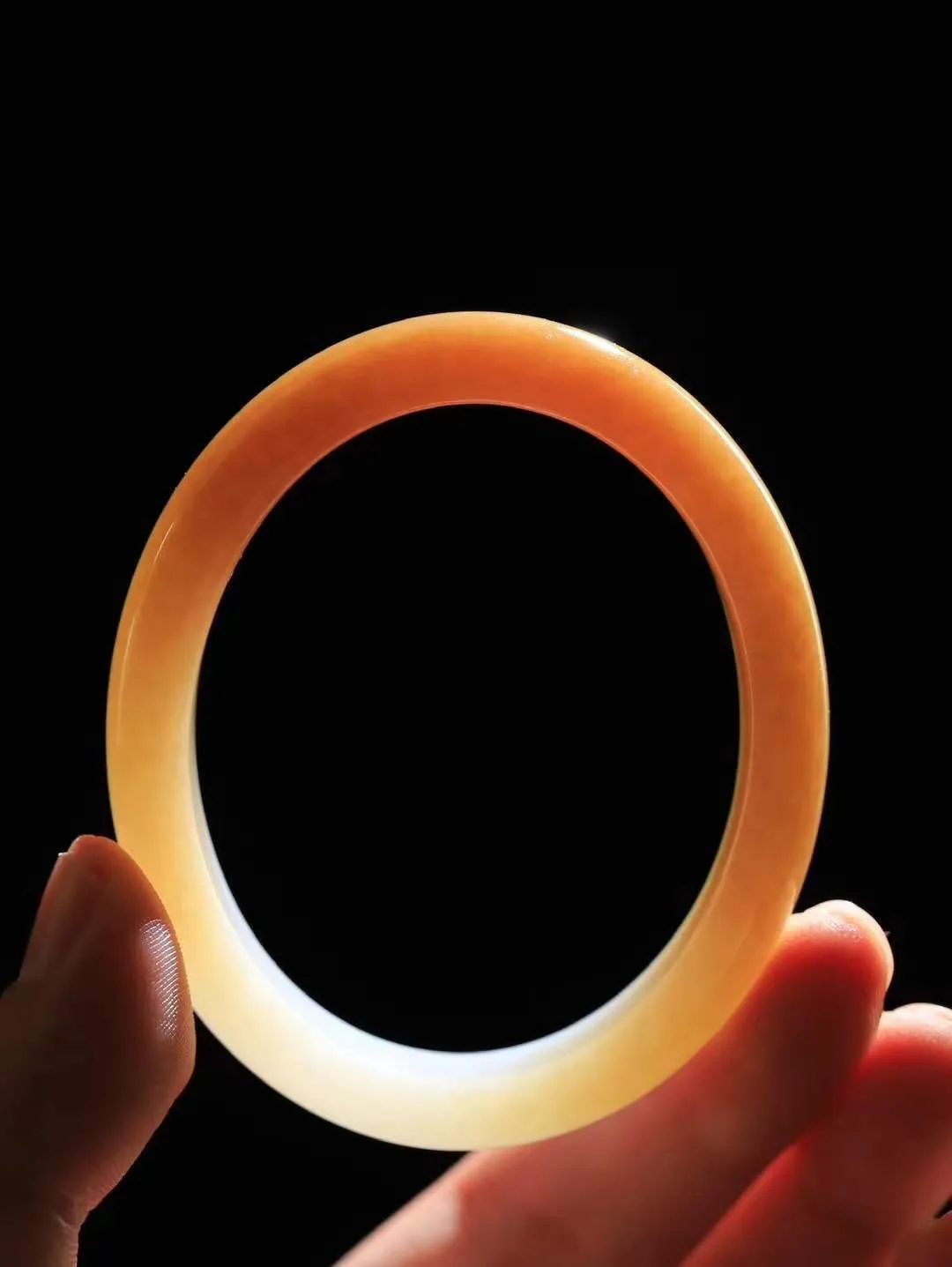 【贵妃镯.玉腕清响】    

精品和田玉糖白玉贵妃镯，玉质温润细腻 油性十足 相传杨贵妃十分喜爱椭圆形态手镯，后人称其为贵妃镯。因其形与人手腕形相吻合，佩戴更服帖，别具妩媚风格。
重38克   内径53-46.5mm尺寸11.5-7.3mm   fDL-101101916