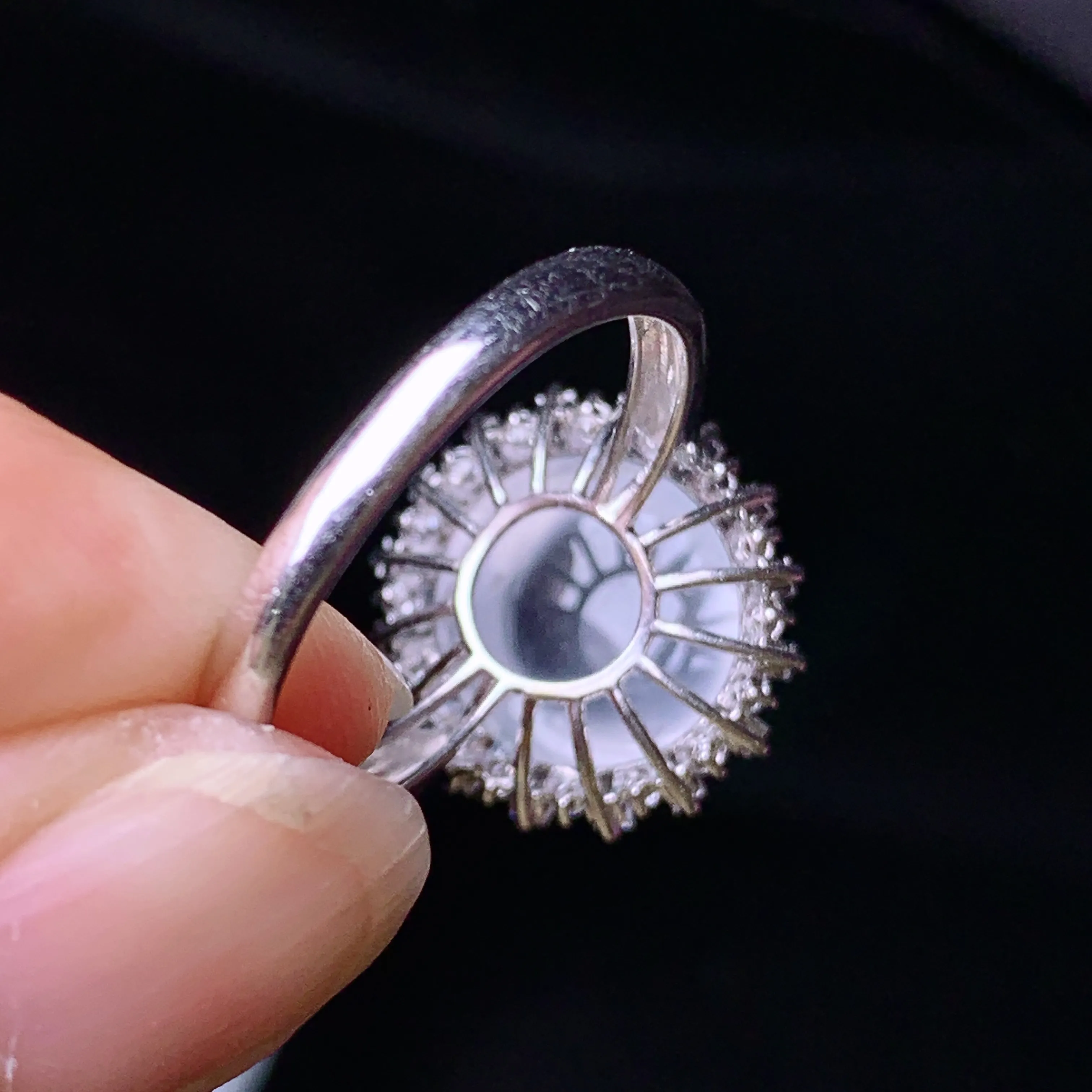 18k金钻镶嵌冰种蛋面戒指 玉质细腻 色泽清新艳丽 圈口15 整体尺寸15.5*14.5*9.5