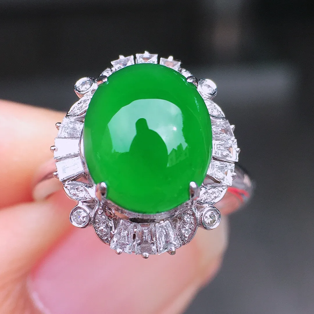 满绿蛋面戒指，色泽均匀浓郁，玉质细腻，荧光感超
强，饱满圆润，尽显优雅气质，18k
金豪华镶嵌