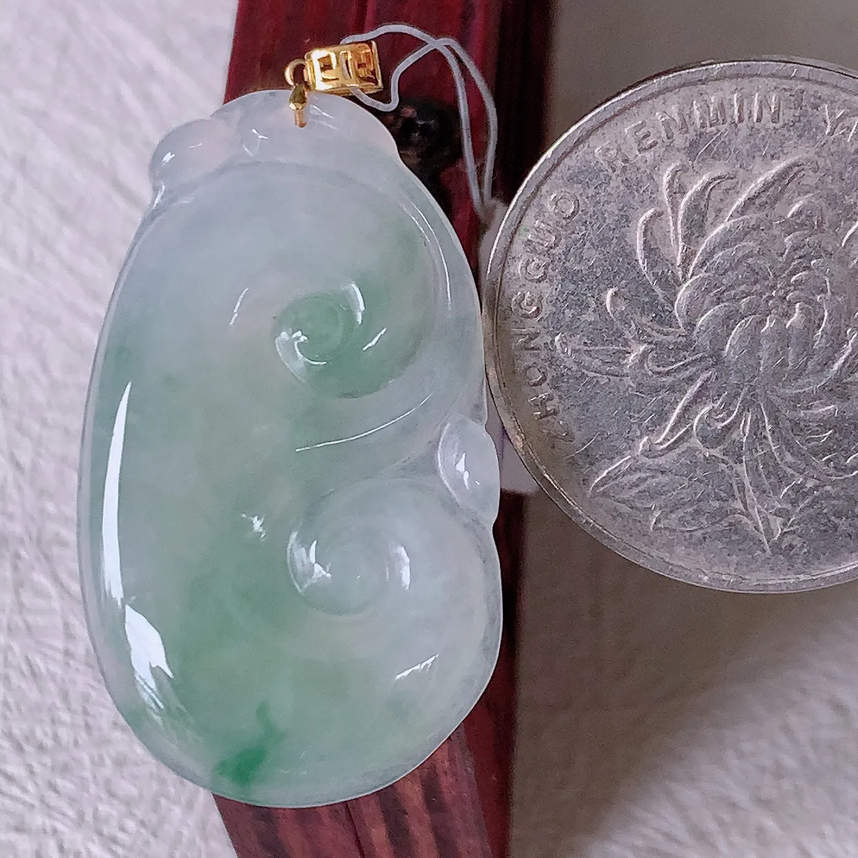 18K金镶嵌冰种飘花翡翠如意吊坠，简单的镶嵌设计、让玉坠百搭又精致，寓意着吉祥，事事如意！#49.17