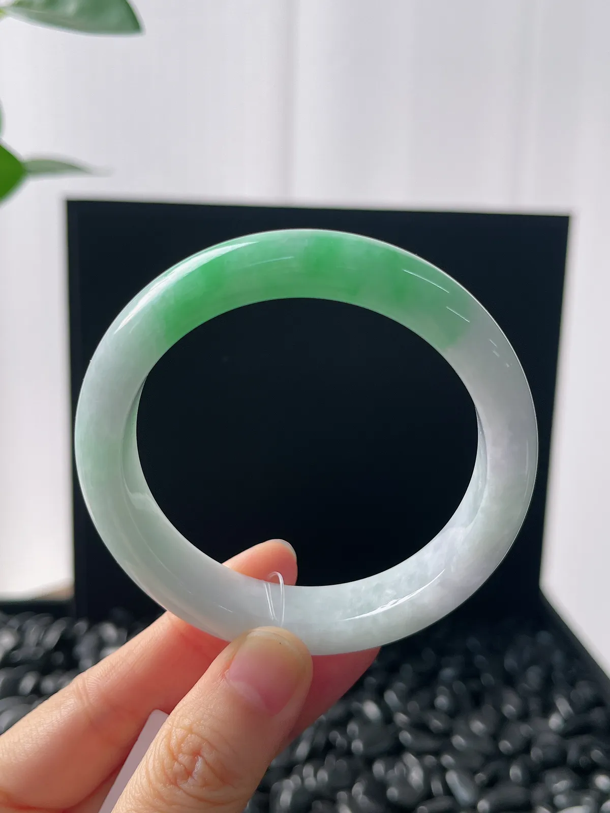 正圈54.5圈口，翡翠糯化种飘绿手镯