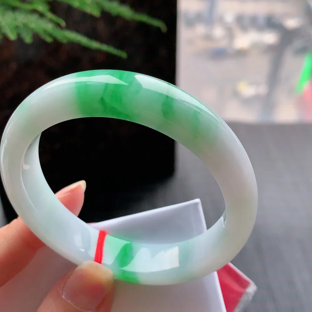 正圈冰糯阳绿 无瑕 尺寸:55.4/12.5/8.2 色好