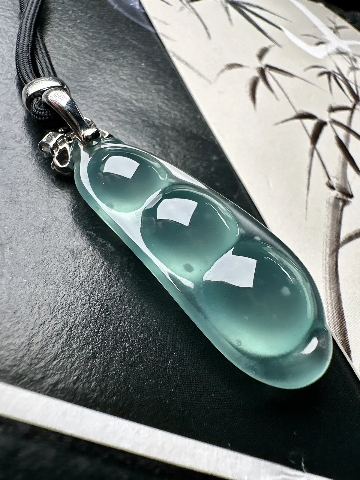 【冰种福豆吊坠】天空蓝老料，起钢光，种地上乘，冰感十足，通透起光，饱满圆润，收藏品质，18k金钻镶嵌，裸石尺寸44.8*16.6*9.7毫米