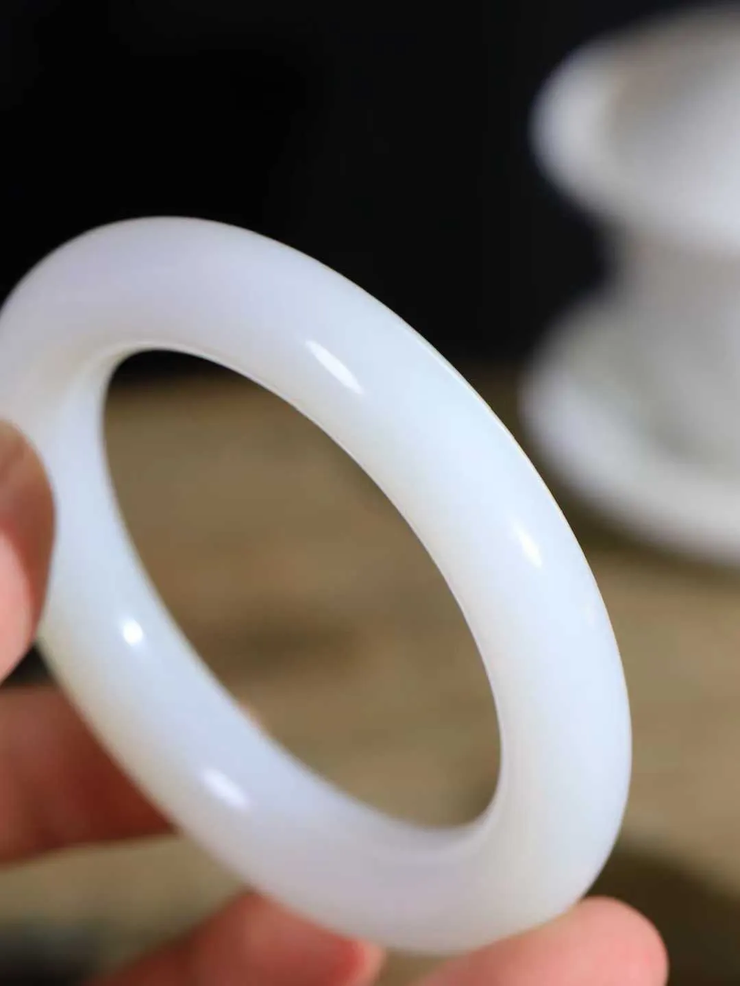 【玉佳人·手镯】

收藏级臻品️和田玉白玉圆条手镯 ，玉质细腻油润，做工细致精美，端庄素雅，亭亭玉立，芊芊素手。芊芊素手，怎能忘镯？秀美圆条，更显婀娜。内径53.5mm 尺寸11.9-11.7mm重66克 691101984T
