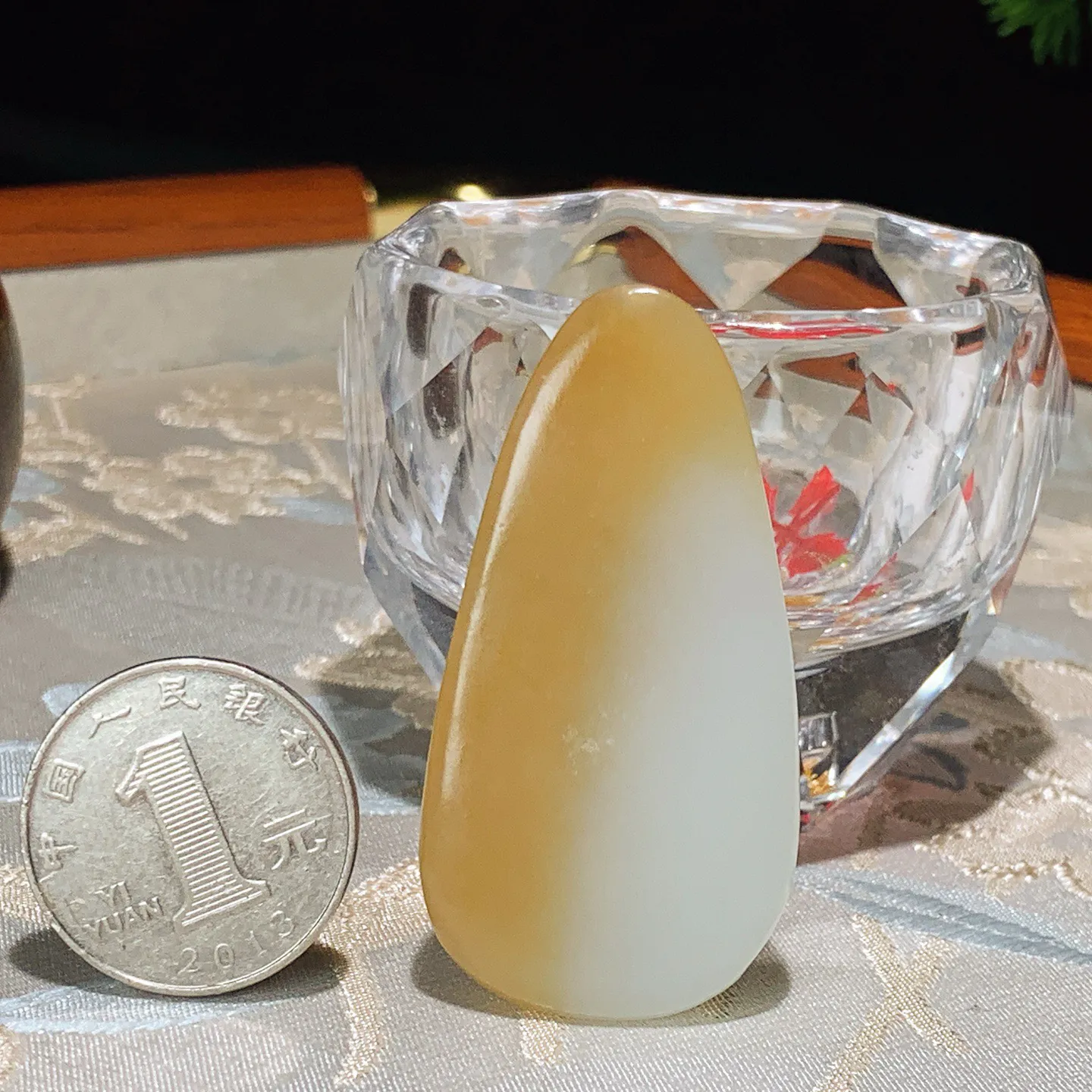 新疆和田玉且末糖站观音挂件。尺寸54/28/13重24克。玉质细腻油润。手推出油。佩戴高端典雅。lt251118