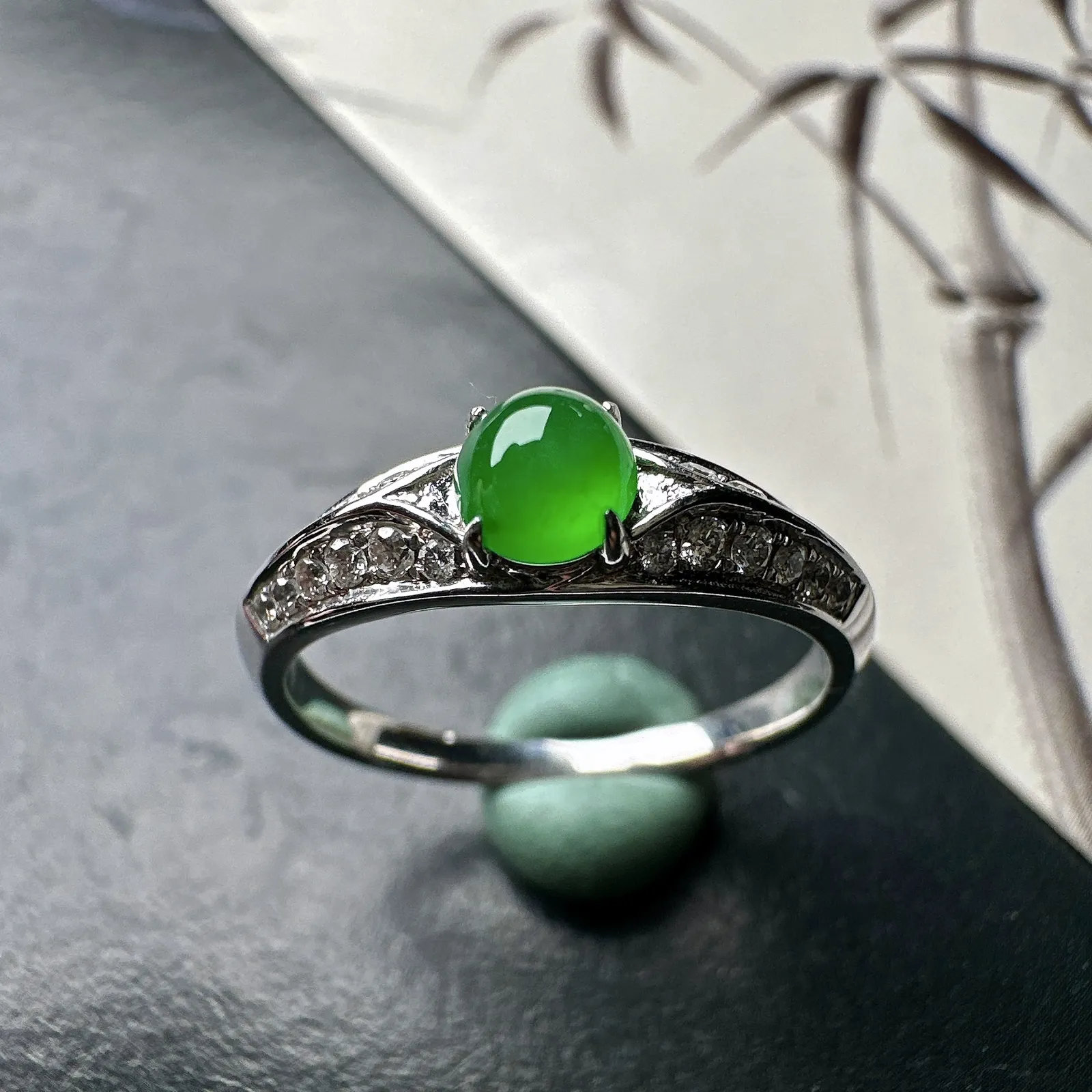 【冰种满绿蛋面戒指】种水色俱全，冰透闪亮，通透感饱满度很好，18k金钻镶嵌，裸石尺寸4.5*4.2*