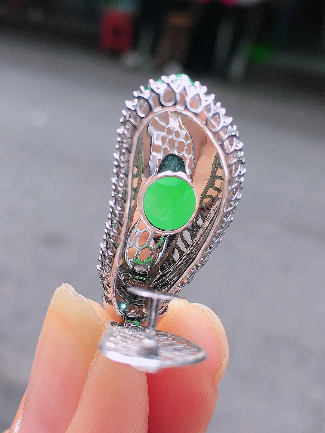 阳绿福瓜吊坠，色泽均匀艳丽，玉质细腻，荧光感超
强，饱满圆润，尽显优雅气质，18k
金豪华镶嵌