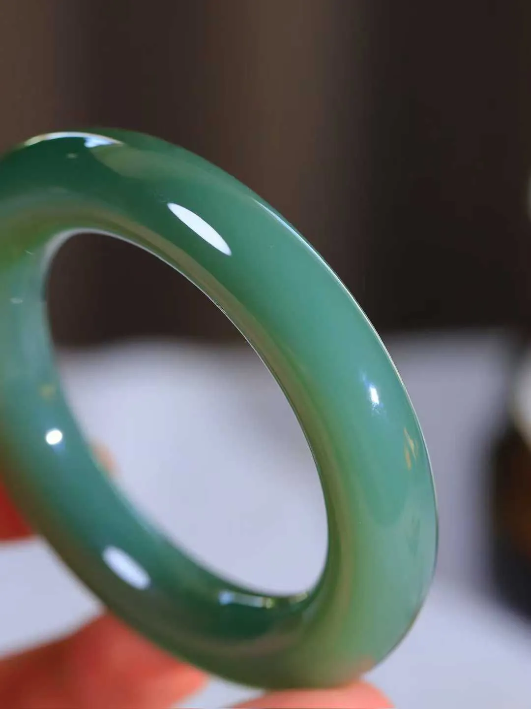 【碧波流转·手镯】

收藏级臻品️和田玉碧玉圆条手镯，玉质细腻温润，手感舒适，️线条流畅，简约大气，美自天成，佩戴于腕间，婉约之美，举手投足间透出那份低调奢华，醉人心扉。
重74克 内径圈口51mm 尺寸12.5-12.3mm  FDT-651151933