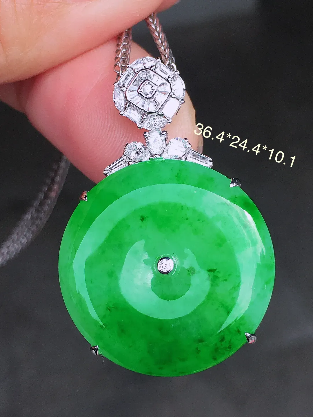 阳绿平安扣吊坠，色泽均匀艳丽，玉质细腻，荧光感超
强，饱满圆润，尽显优雅气质，18k
金豪华镶嵌