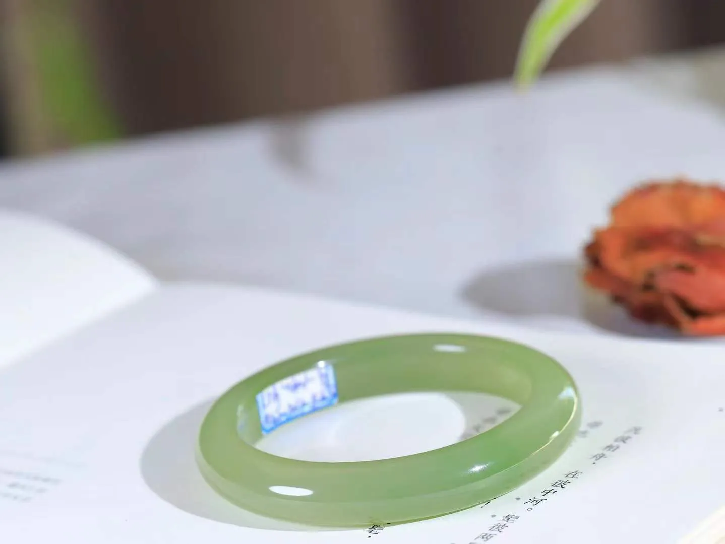 （一见钟情.手镯）

精品和田玉翠青手镯，玉质温和莹润，精光内蕴，手感舒适。整器简约，打磨光洁，让人爱不释手，料美艺精，萦绕于手，尽显高贵之姿。重55.3克 内径54.5mm尺寸11.4-9.6mm   FDA-101101873