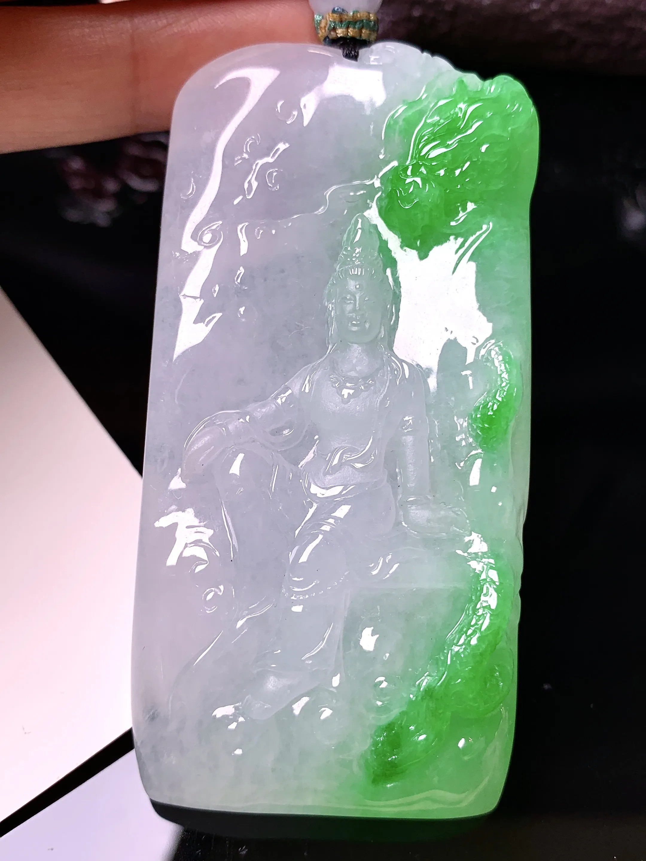 飘绿观音菩萨吊坠 玉质细腻 色泽清新艳丽 整体尺寸74.8*36.2*10.8