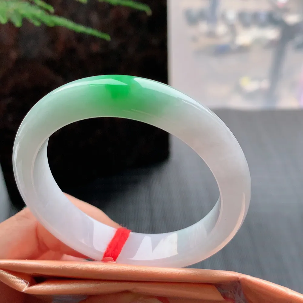 正圈冰糯阳绿 无瑕 尺寸:53.7/12.7/8.1 色好