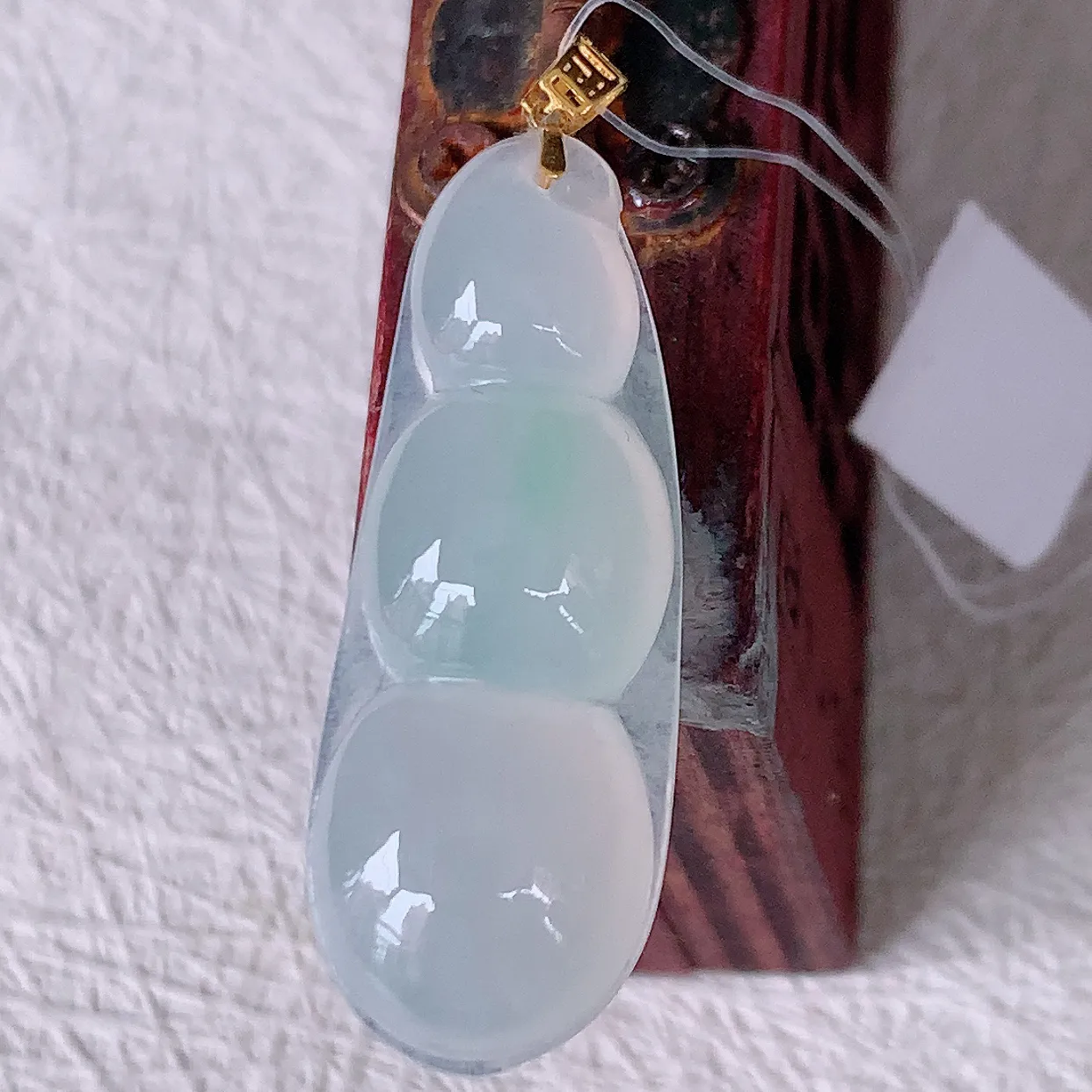 18K金镶嵌冰润翡翠四季豆吊坠，平安豆福豆玉坠，冰润通透，豆粒饱满，寓意：豆蔻年华！#49.17