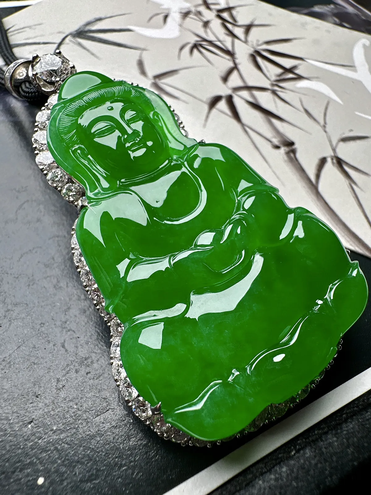 【冰阳满绿大观音】厚装大件，阳绿色泽，种质上乘，细润度很高，毫无结构感，工艺很漂亮，18k金钻镶嵌，裸石尺寸56.5*37.1*6.2毫米，收藏可选。