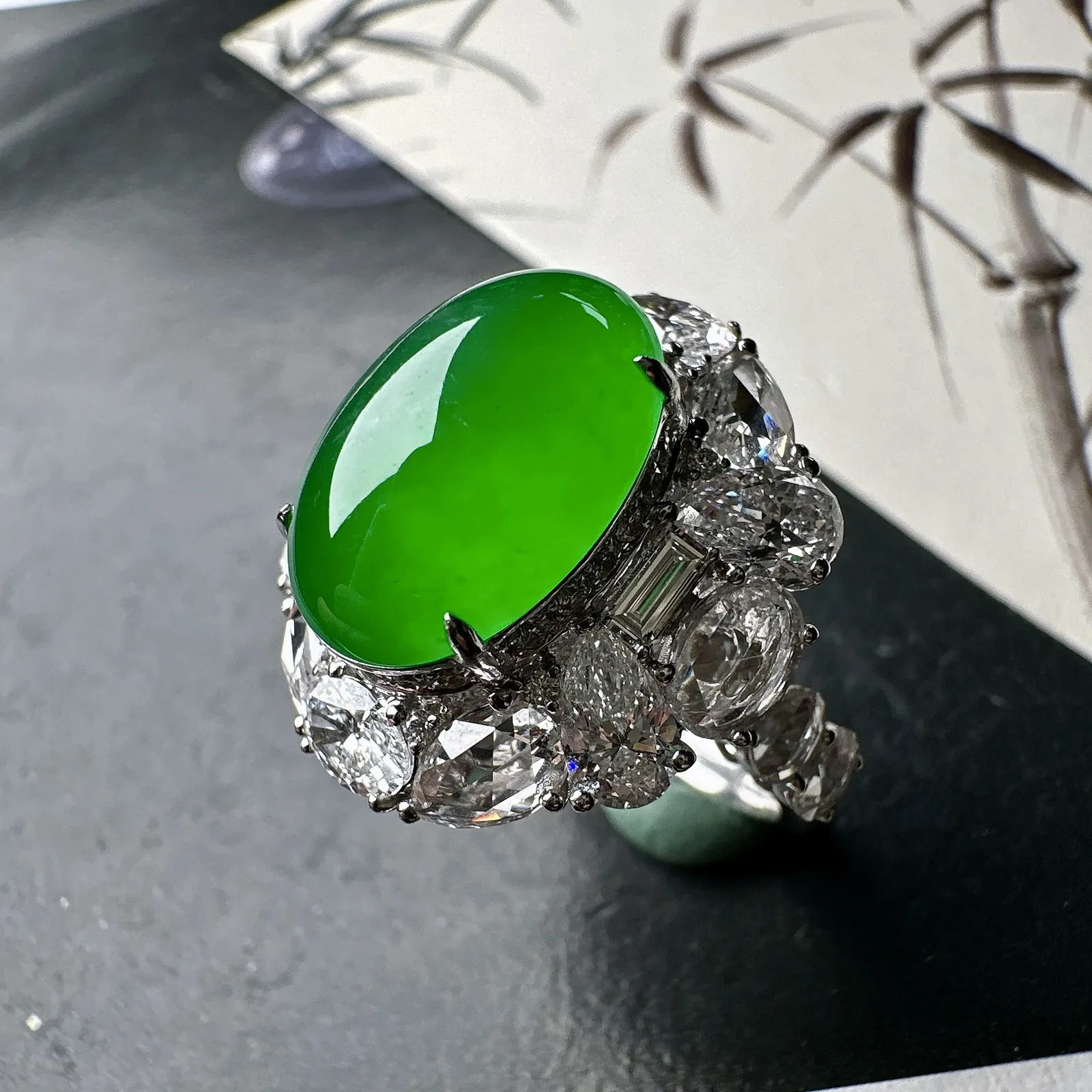 【冰种满绿蛋面戒指】质地细腻，通透闪亮，光泽耀眼，18k古法金钻镶嵌，裸石尺寸15.4*11.1*7毫米
