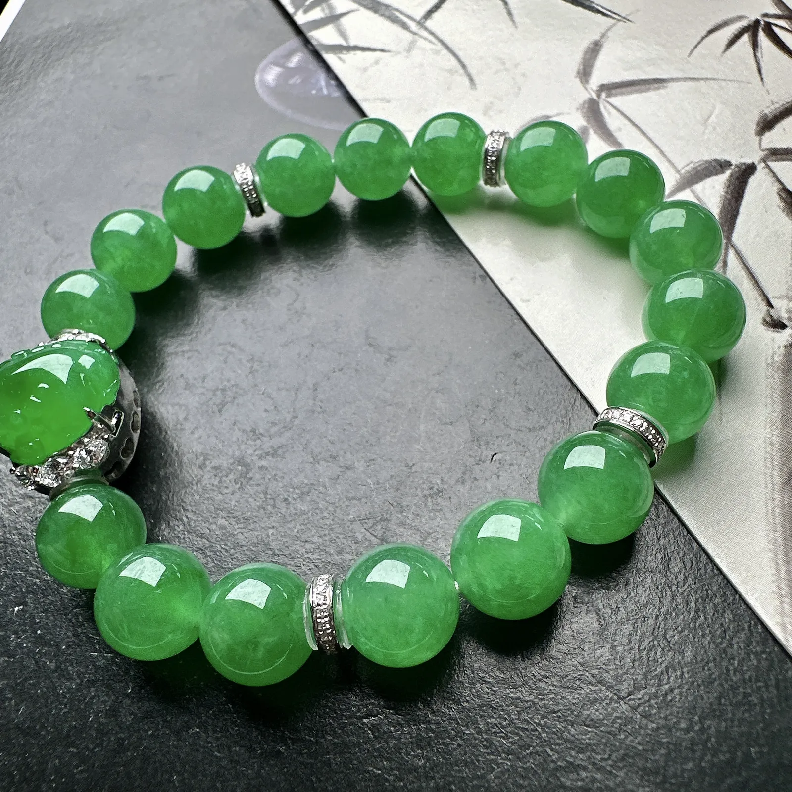 【冰种满绿圆珠手串】18k金钻镶嵌貔貅搭配手串，9.3圆珠，冰感十足，通透闪亮，颜色很艳丽，收藏品质，推荐入手