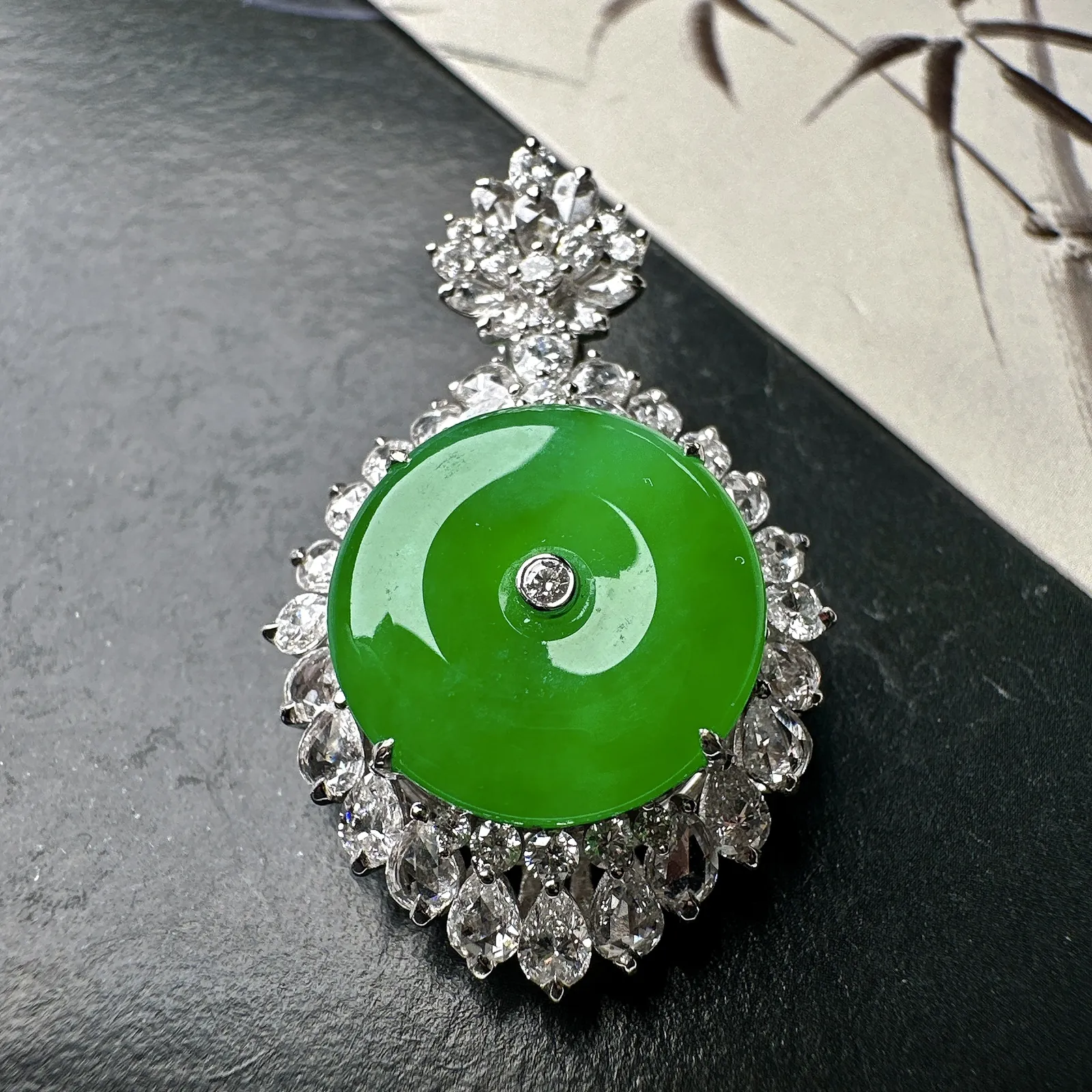 【冰种满绿平安扣】质地非常细腻，冰润十足，种老冰透，18k金钻镶嵌，裸石尺寸16.6*4.2毫米，收