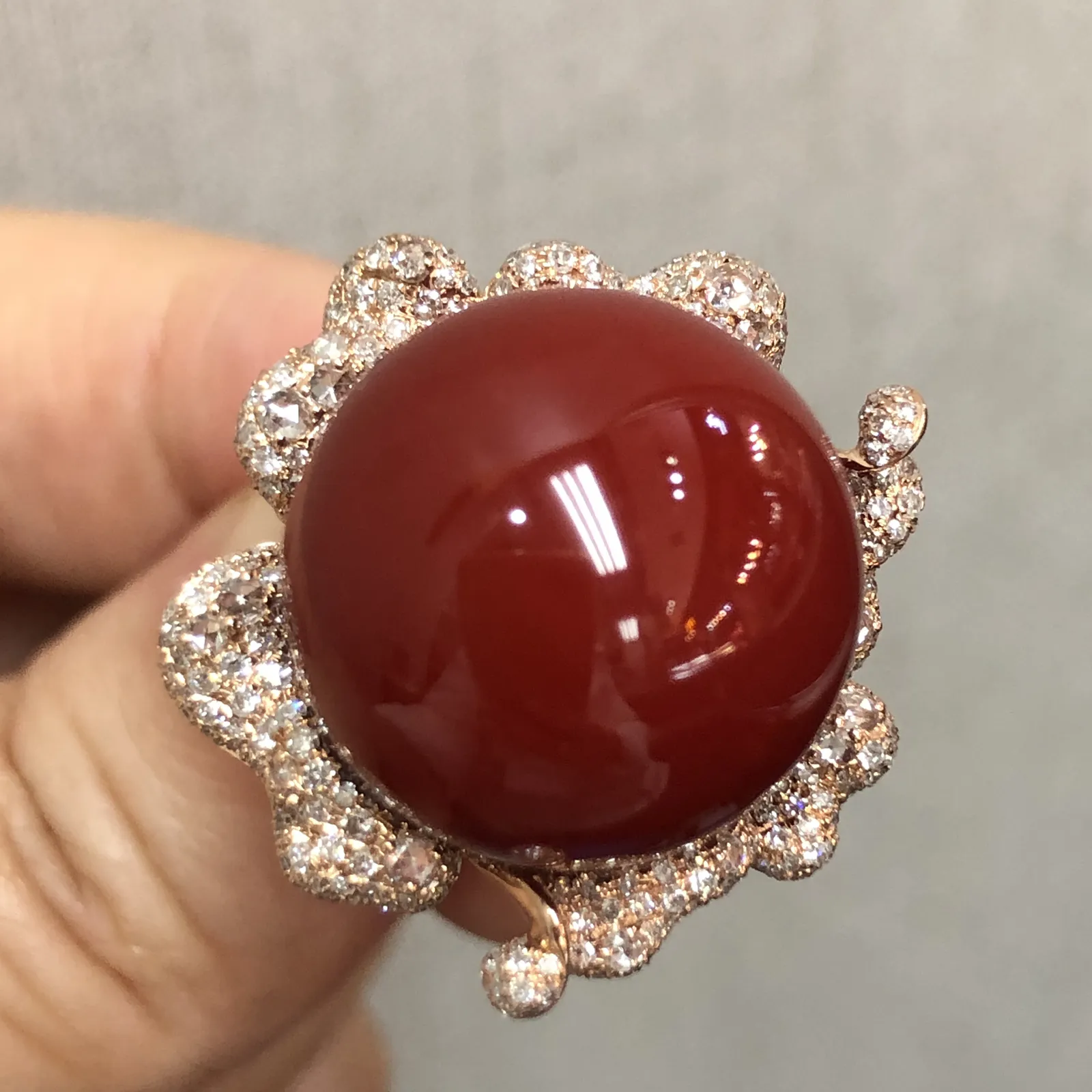 【天然日本阿卡牛血红珊瑚17.3mm豪华大圆珠戒指吊坠两用款】️遇不可求！豪华款！戒指吊坠两用款！天然无添加无优化，日本产地，阿卡材料，牛血红颜色，18K真金钻石满钻两用款豪华镶嵌！裸石尺寸17.3*17.3*17.3mm，整体尺寸24.6*24.3*20.2mm，重量为17.59克。圈口直径为18.2，圈口号为16.5，玻璃光泽强，具有收藏价值！