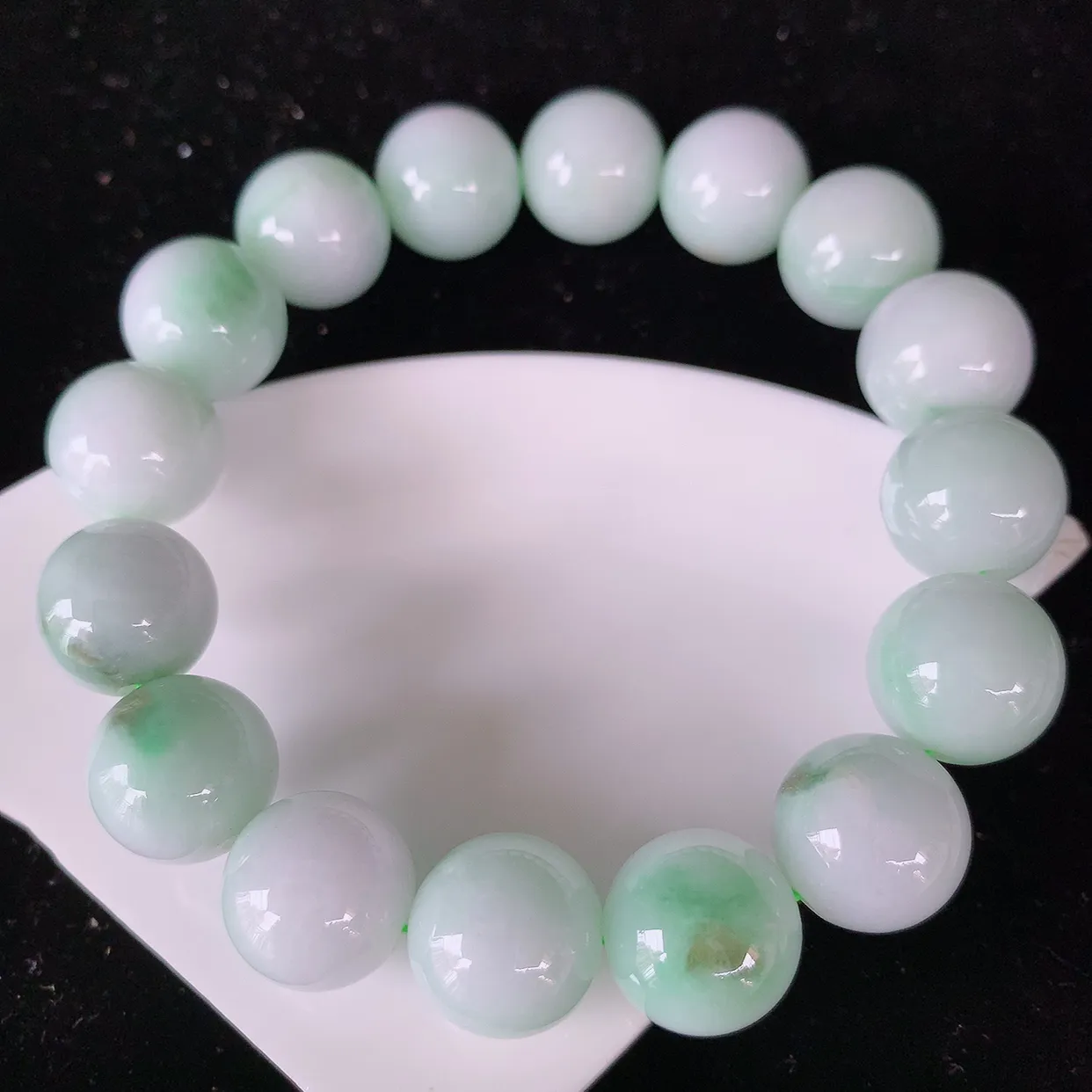 自然光实拍，冰润飘绿翡翠手串手链，种老水足， 冰清玉润  颜色漂亮  #002.1取一尺寸12.8