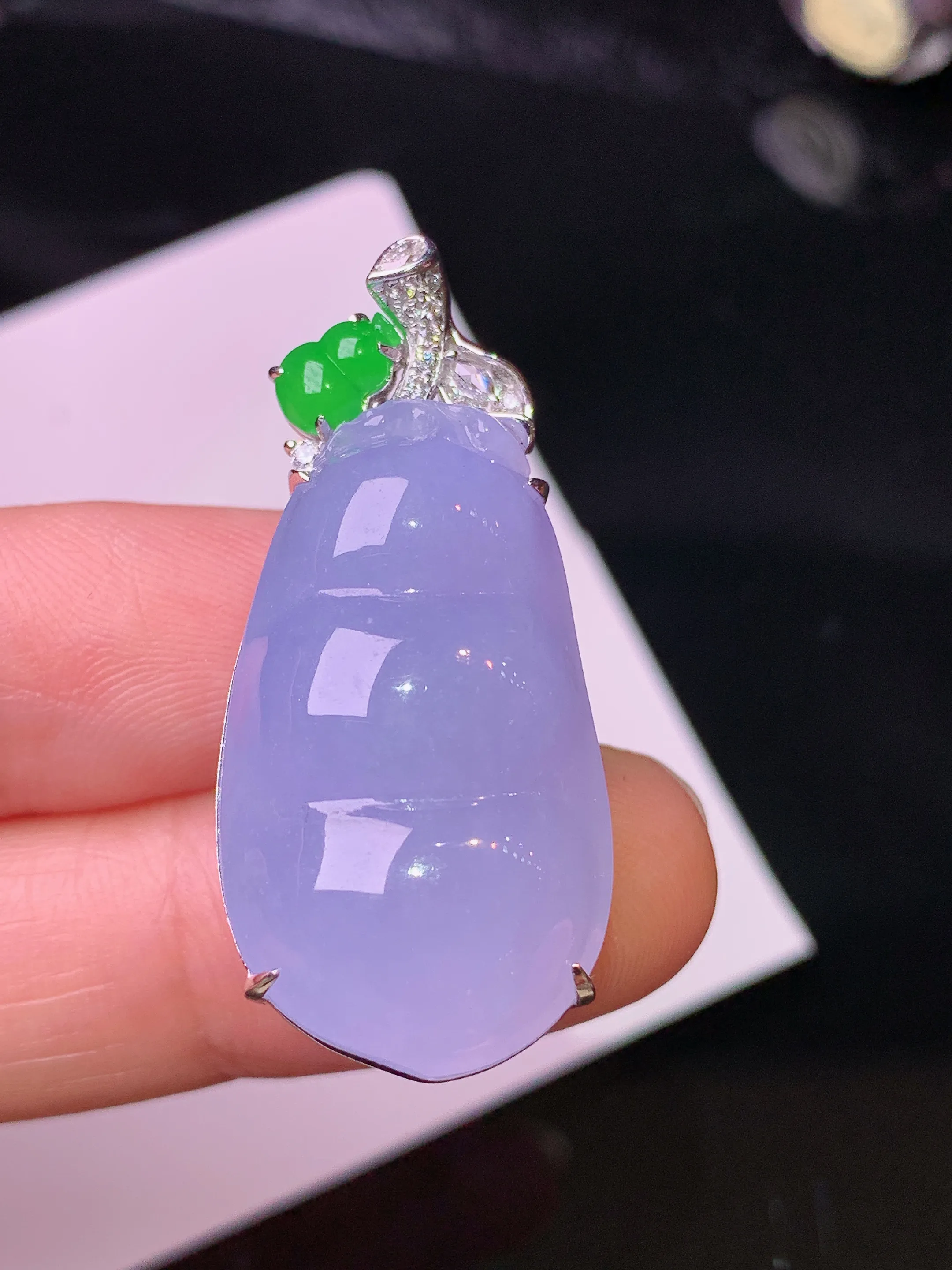 18k金钻镶嵌紫罗兰四季豆吊坠 玉质细腻 色泽清新艳丽 整体尺寸36*16.2*12.3