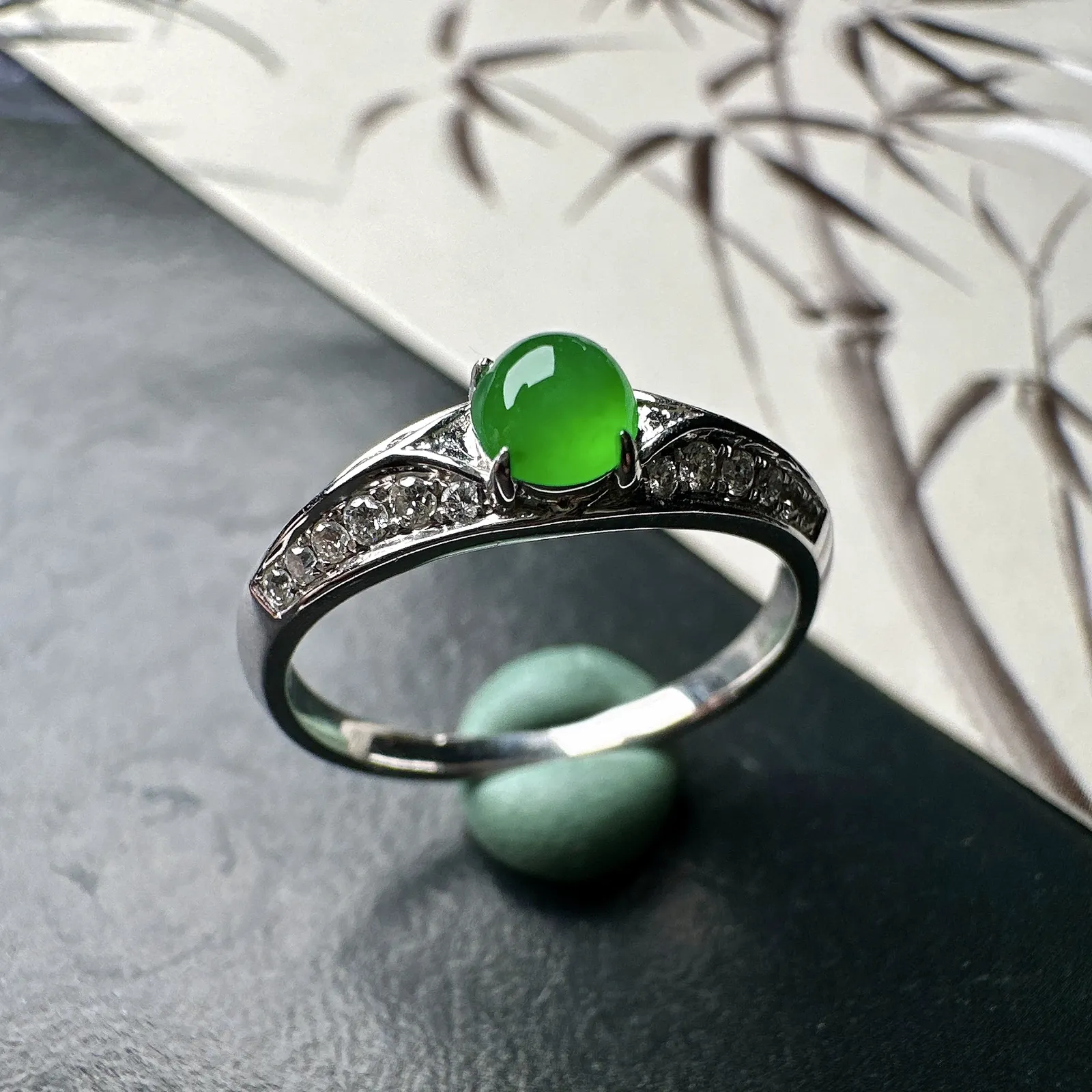 【冰种满绿蛋面戒指】种水色俱全，冰透闪亮，通透感饱满度很好，18k金钻镶嵌，裸石尺寸4.5*4.2*
