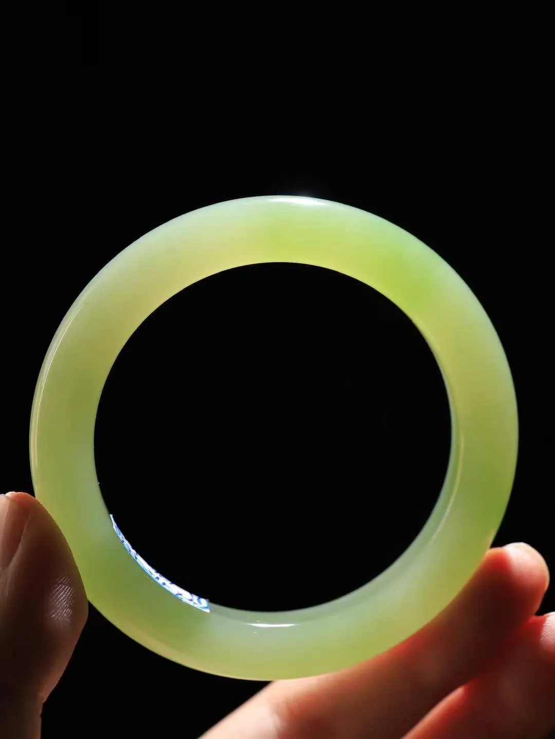 （一见钟情.手镯）

精品和田玉翠青手镯，玉质温和莹润，精光内蕴，手感舒适。整器简约，打磨光洁，让人爱不释手，料美艺精，萦绕于手，尽显高贵之姿。重55.3克 内径54.5mm尺寸11.4-9.6mm   FDA-101101873