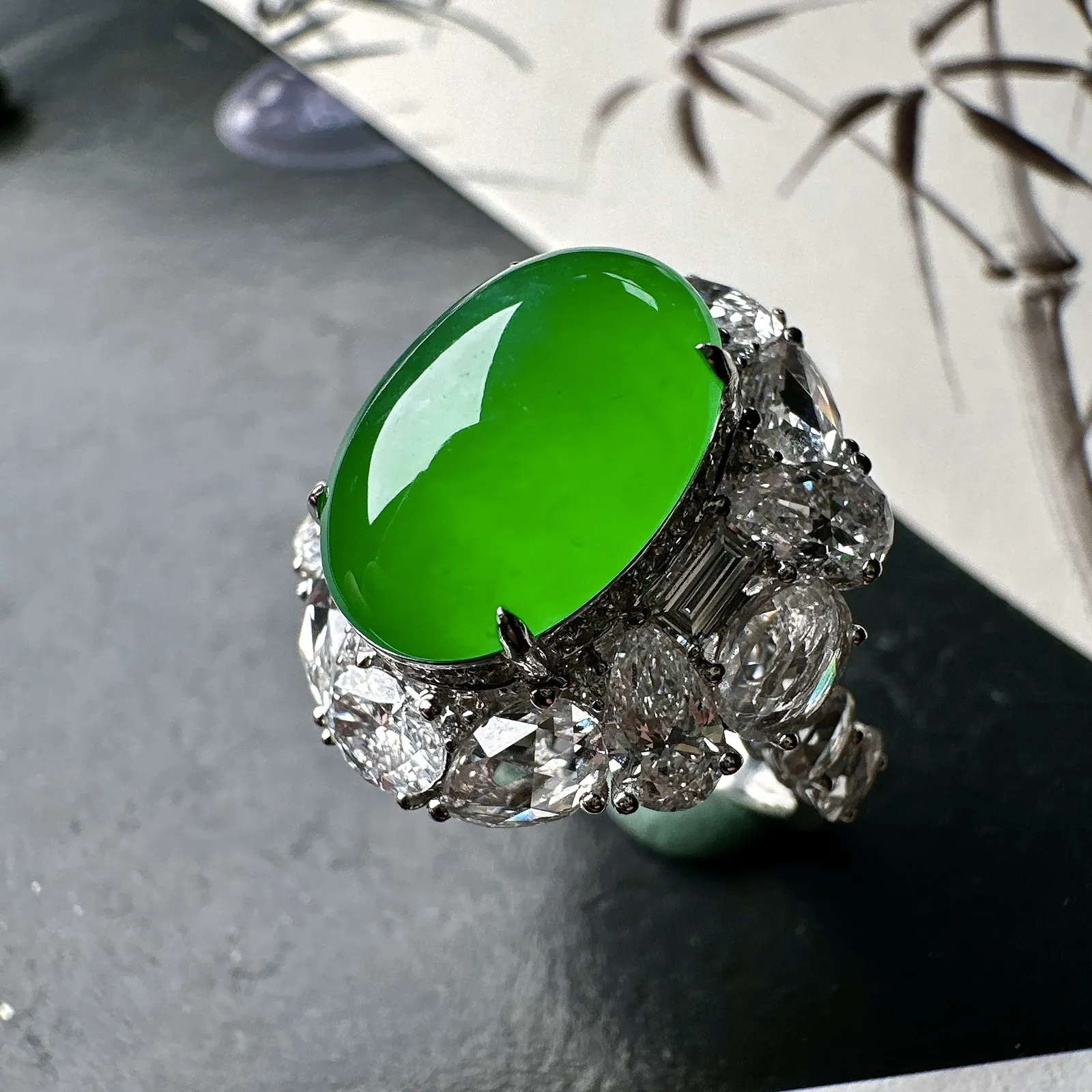 【冰种满绿蛋面戒指】质地细腻，通透闪亮，光泽耀眼，18k古法金钻镶嵌，裸石尺寸15.4*11.1*7毫米