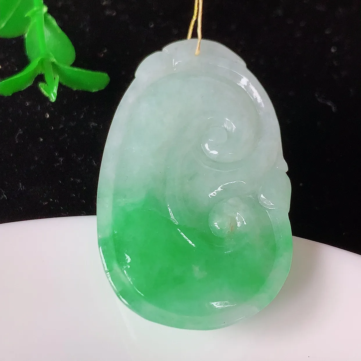 自然光实拍，冰胶飘绿翡翠如意吊坠，翠色灵动，种老水足，寓意好，品相佳，佩戴佳品！#35.17