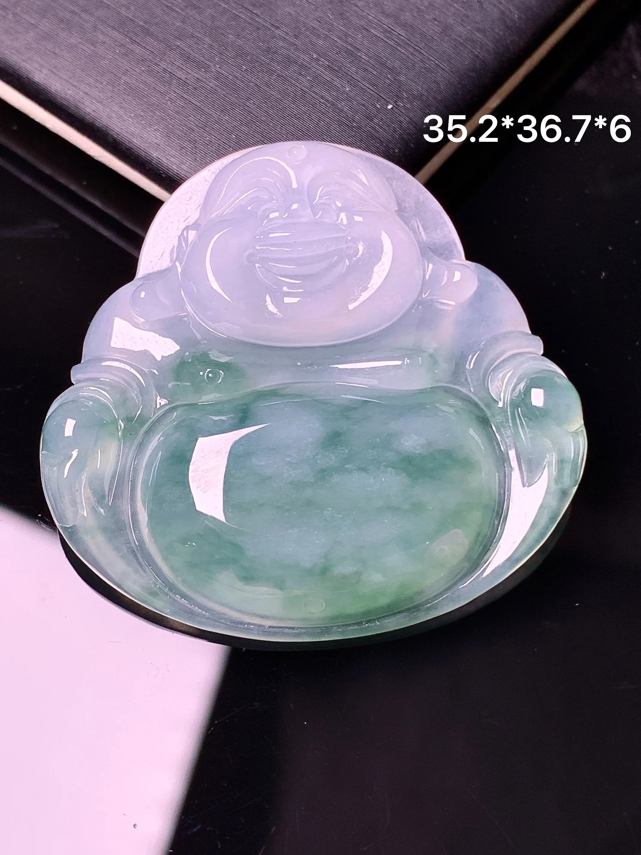 冰种佛公飘绿吊坠 玉质细腻 色泽清新艳丽 整体尺寸35.2*36.7*6