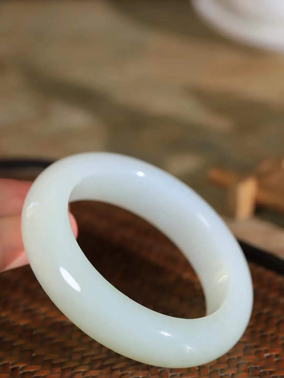 【婉约佳人.手镯】

精品和田玉白玉手镯 玉质温润细腻 油性十足 手感舒适，高华雅逸，线条流畅，简约大气，美自天成，素雅高贵。佩戴于腕间，婉约之美，举手投足间透出那份低调奢华。重101.6克 内径57.5mm  尺寸17-11.7mm   FDL-111151933