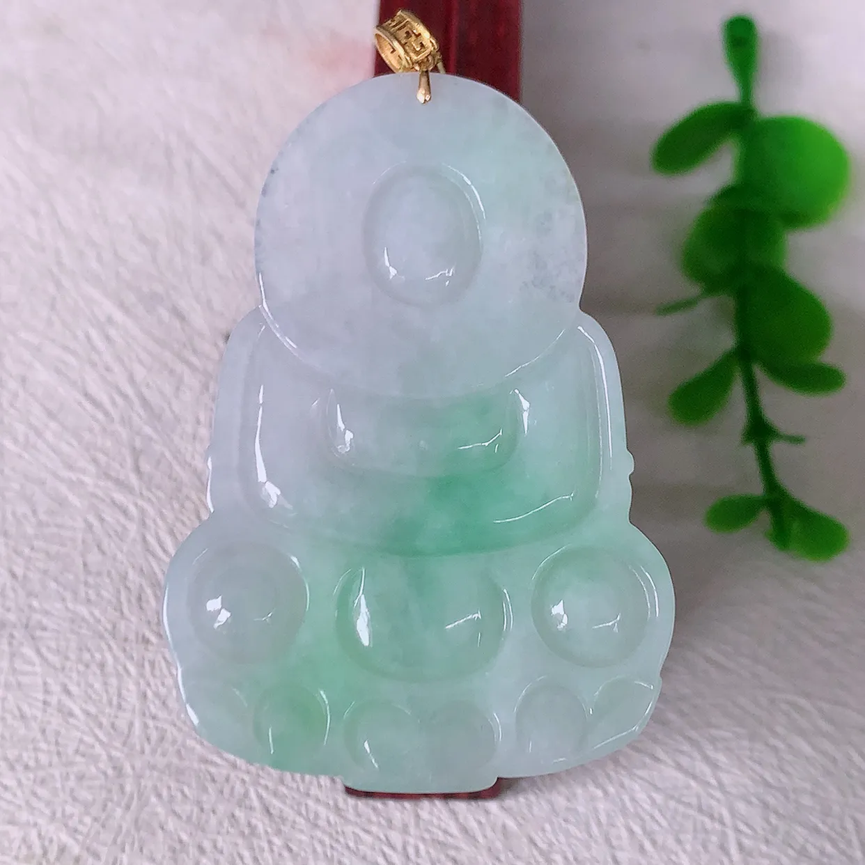 18K金镶嵌冰润飘绿翡翠观音菩萨吊坠，赐福翡翠观音，观音面相端庄，品相佳，佩戴气质！#35.17整体59裸石53*36*5.5