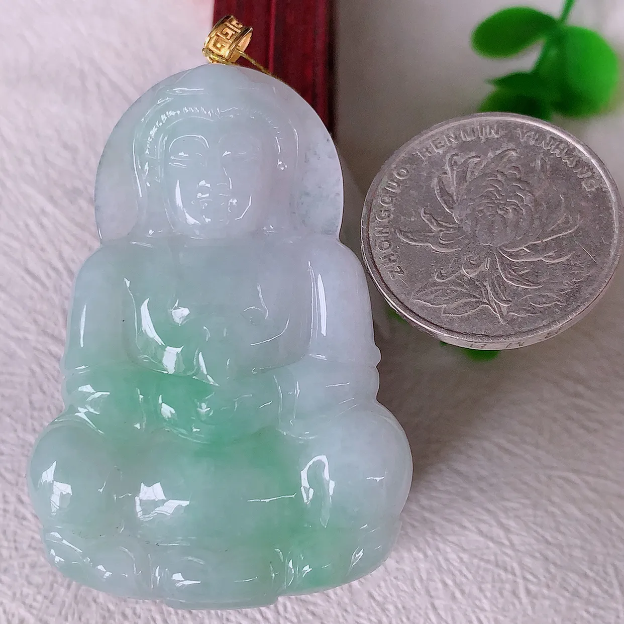 18K金镶嵌冰润飘绿翡翠观音菩萨吊坠，赐福翡翠观音，观音面相端庄，品相佳，佩戴气质！#35.17整体59裸石53*36*5.5