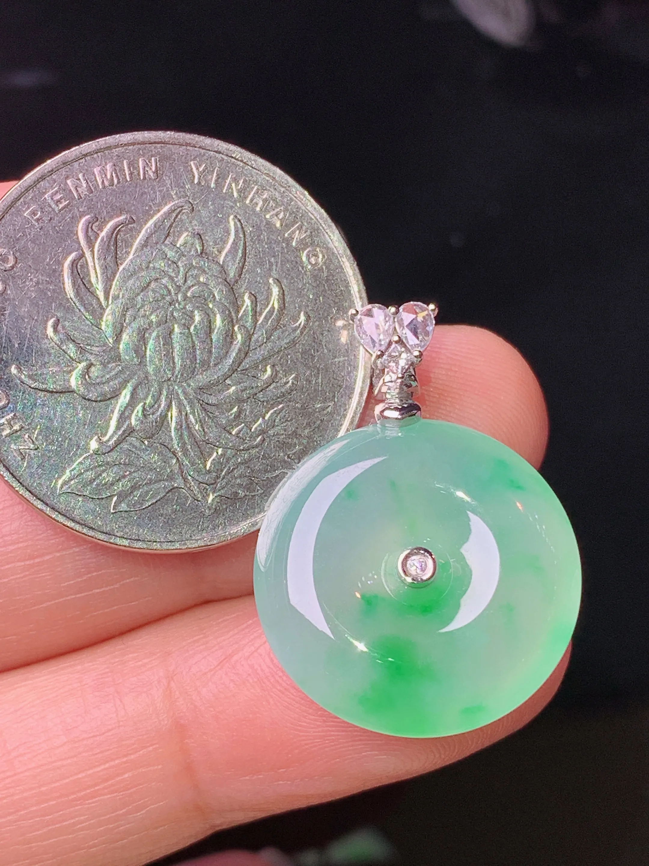 18k金钻镶嵌飘绿平安扣吊坠 玉质细腻 色泽清新艳丽 整体尺寸25.2*18.5*5.3