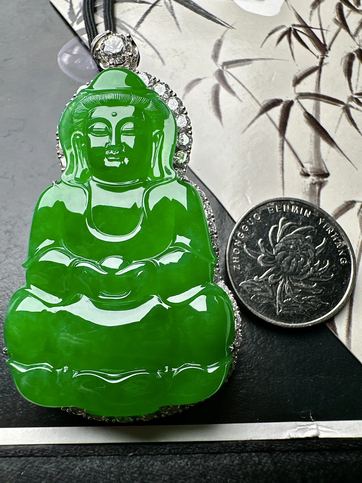 【冰阳满绿大观音】厚装大件，阳绿色泽，种质上乘，细润度很高，毫无结构感，工艺很漂亮，18k金钻镶嵌，裸石尺寸56.5*37.1*6.2毫米，收藏可选。