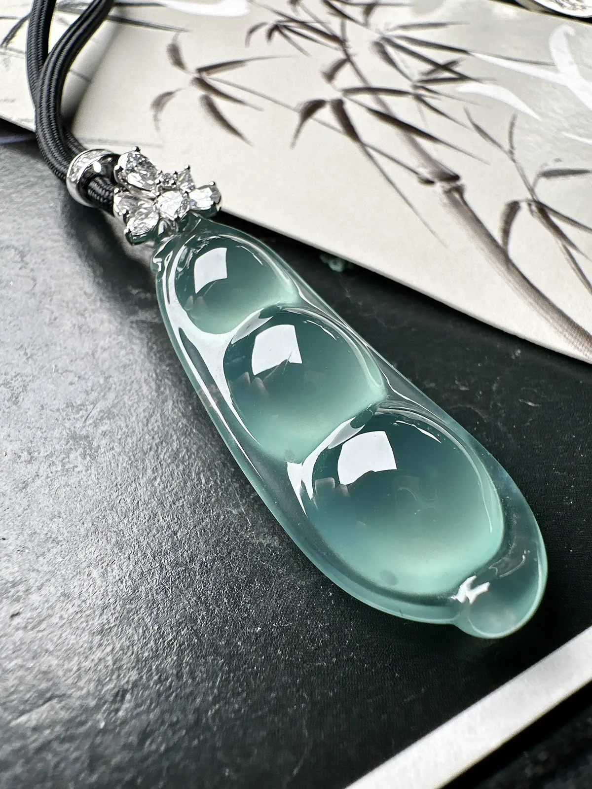 【冰种福豆吊坠】天空蓝老料，起钢光，种地上乘，冰感十足，通透起光，饱满圆润，收藏品质，18k金钻镶嵌，裸石尺寸44.8*16.6*9.7毫米