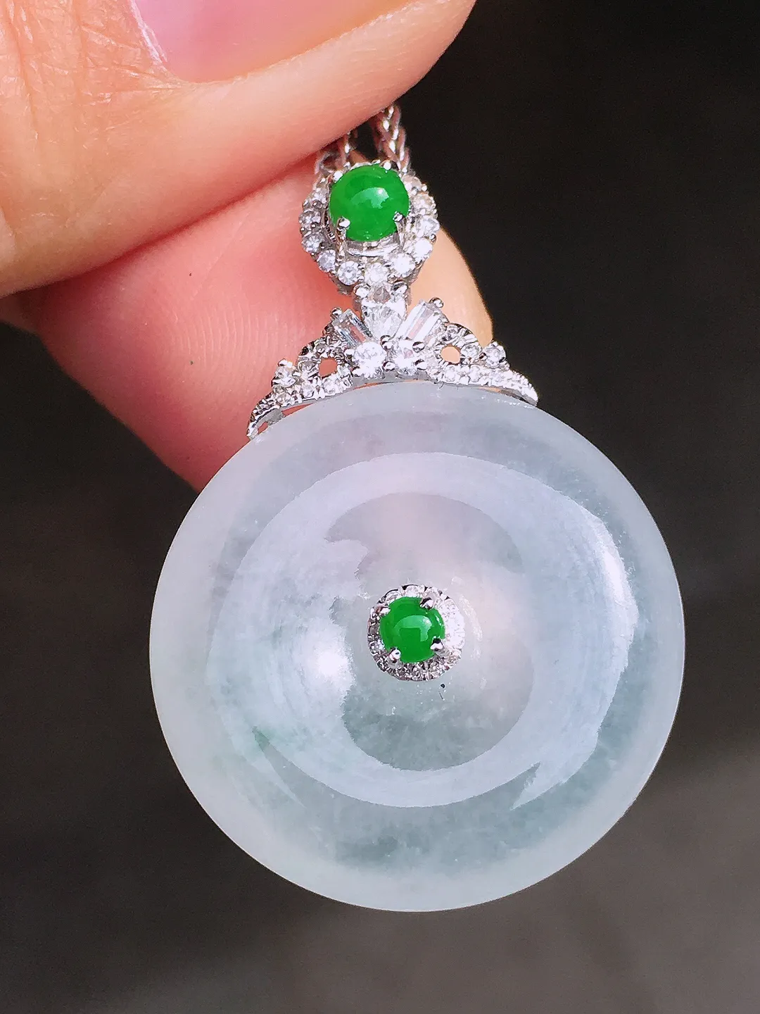 冰种平安扣吊坠，玉质细腻，荧光感超
强，饱满圆润，尽显优雅气质，18k
金豪华镶嵌